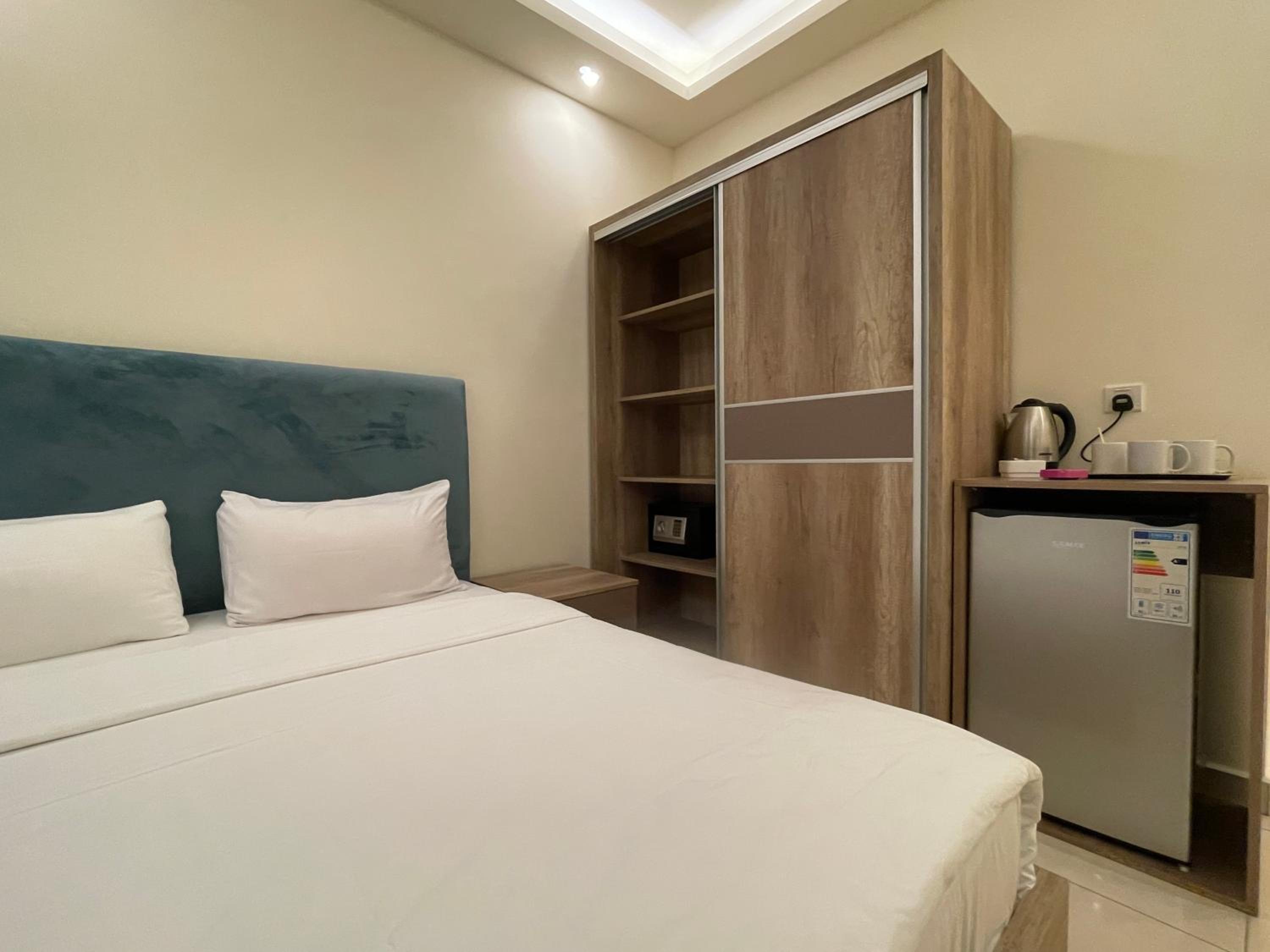 Double or Twin Room with Side Sea View - Photo 9