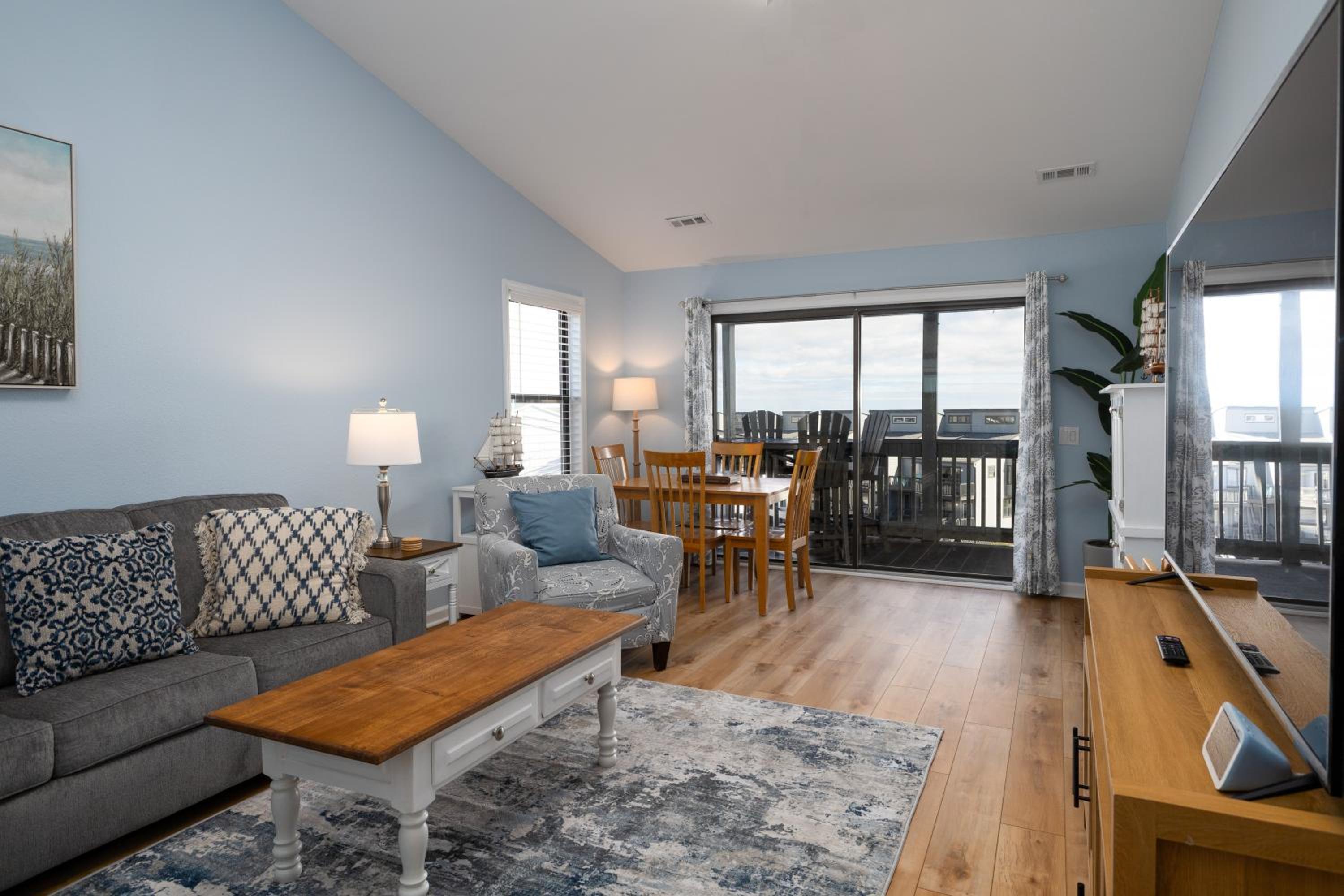 Two-Bedroom Apartment with Balcony and Sea View photo 2