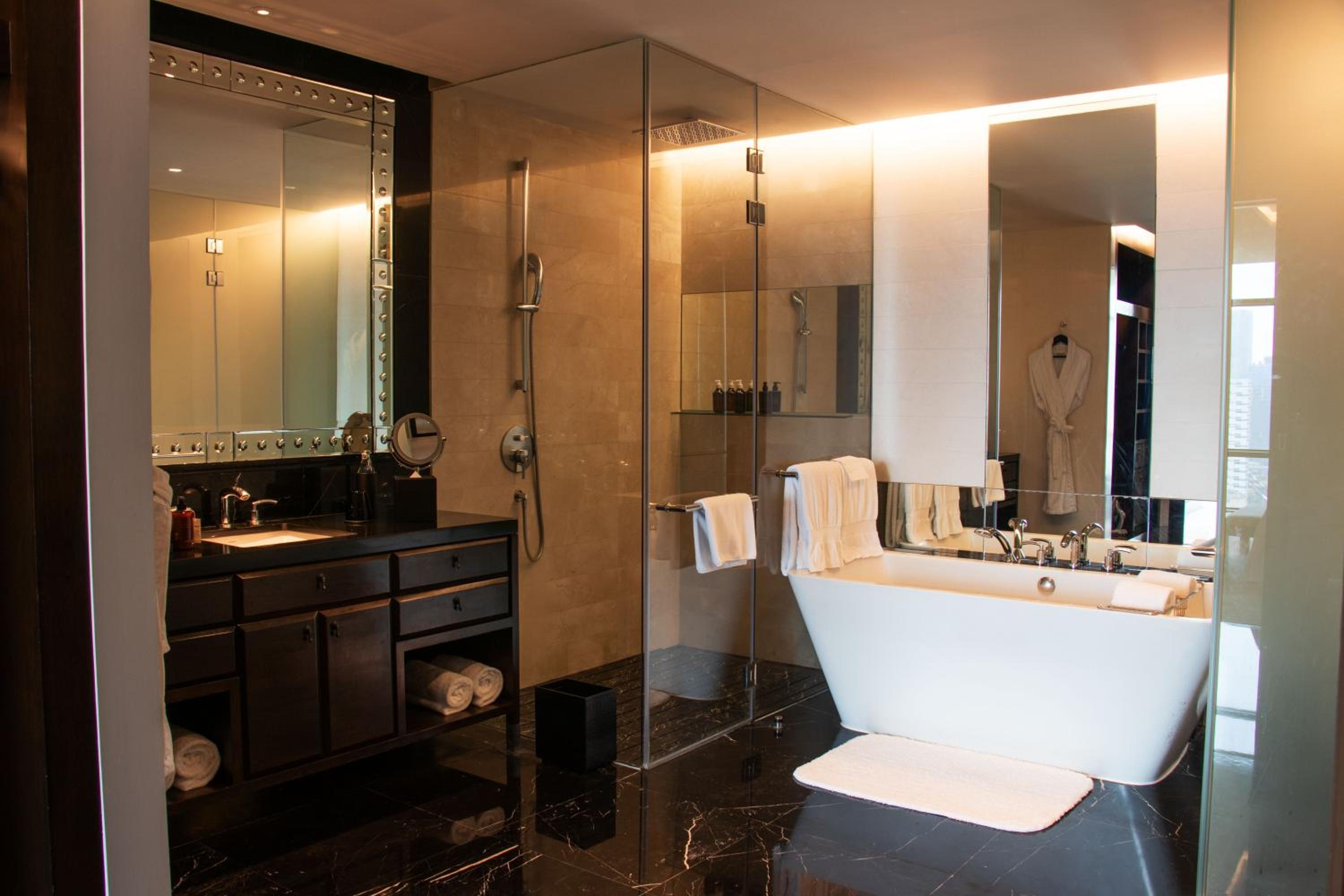 Grand Astor Suite 1 Bedroom Suite, Golf course view, Corner room, High floor photo 3
