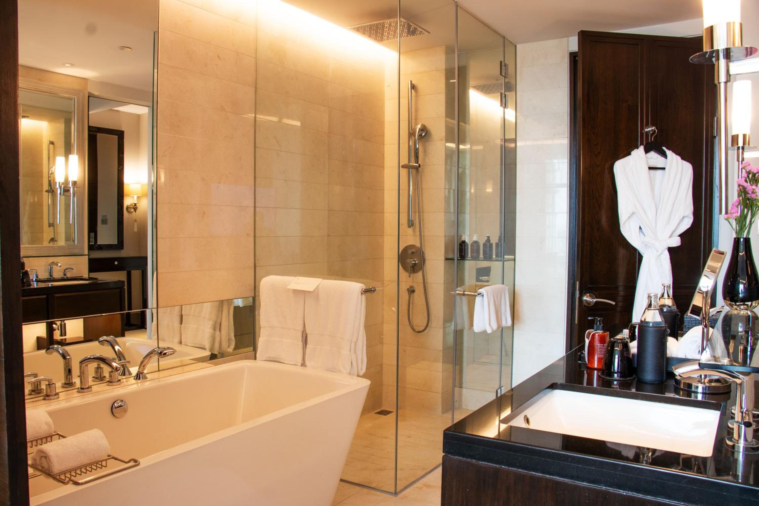 Grand Deluxe Queen Room with Skyline View photo 2