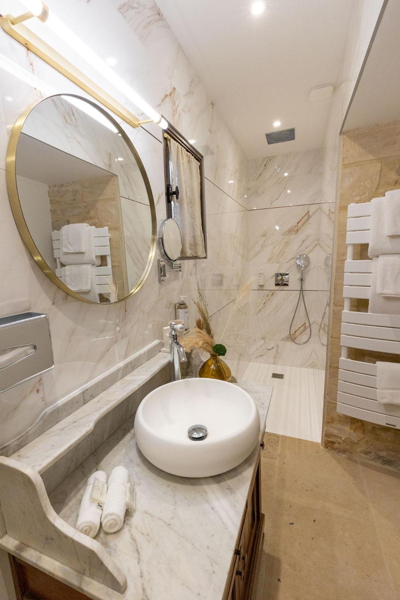 Deluxe Double Room - Photo 12