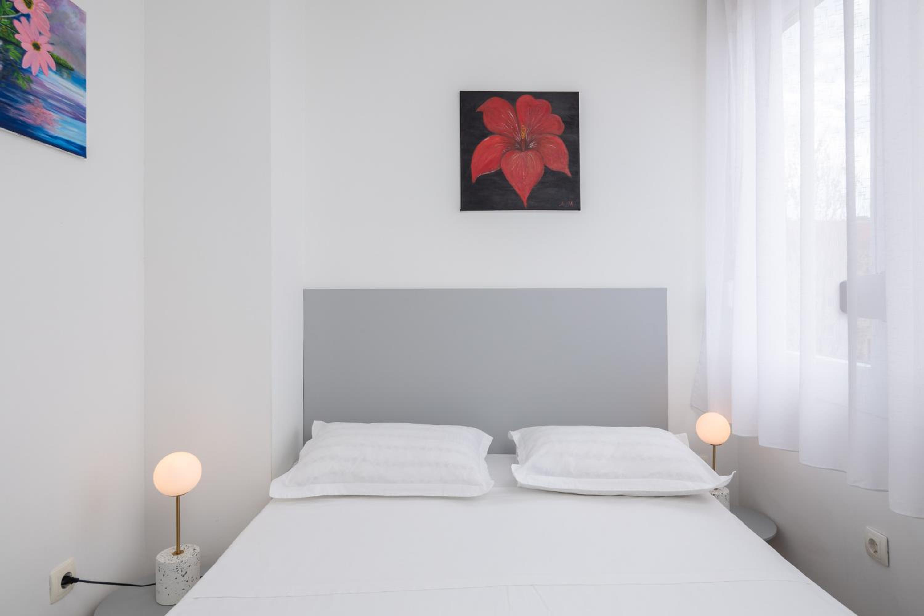 One-Bedroom Apartment photo 1
