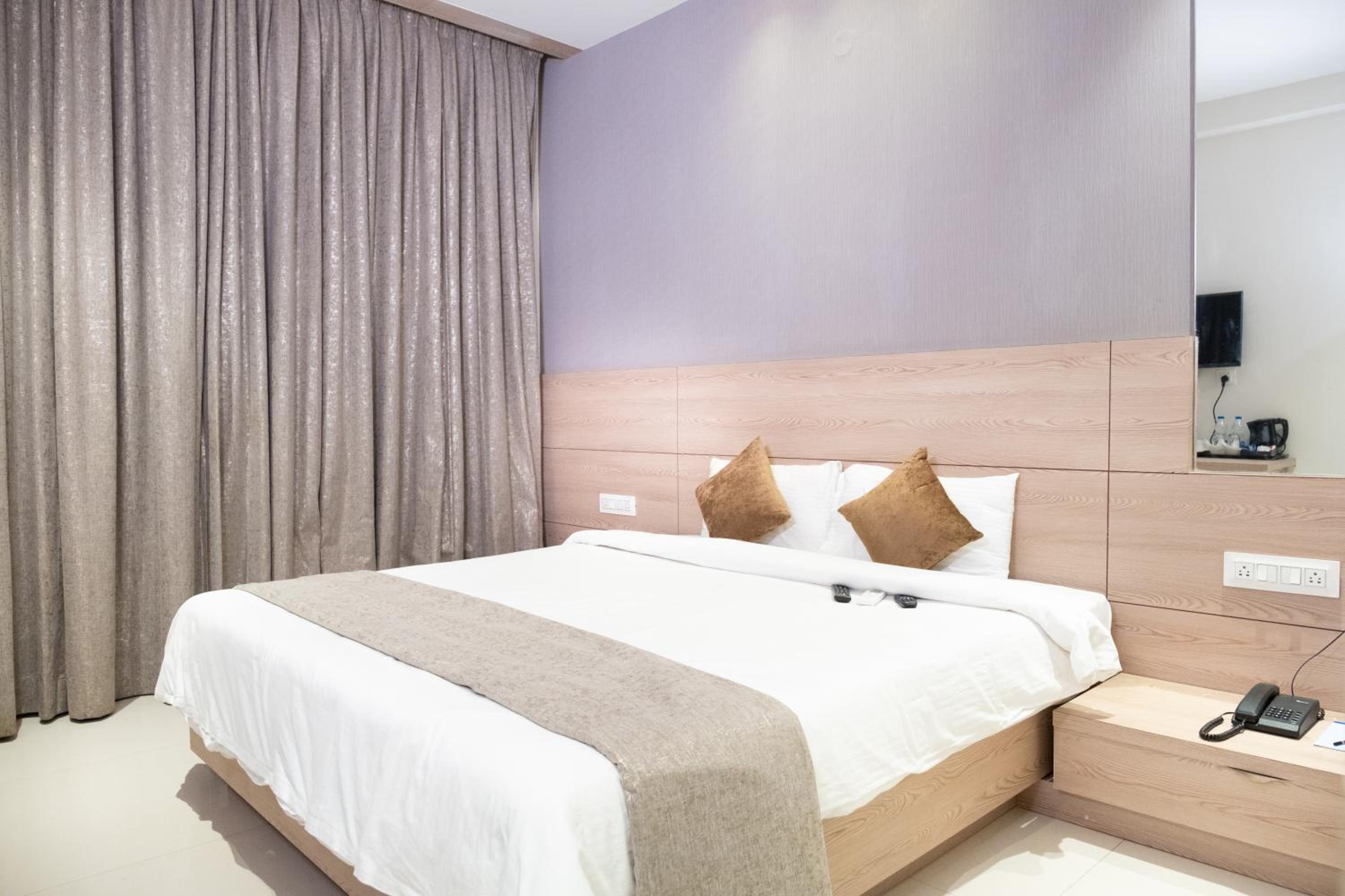 Deluxe Room - Photo 7