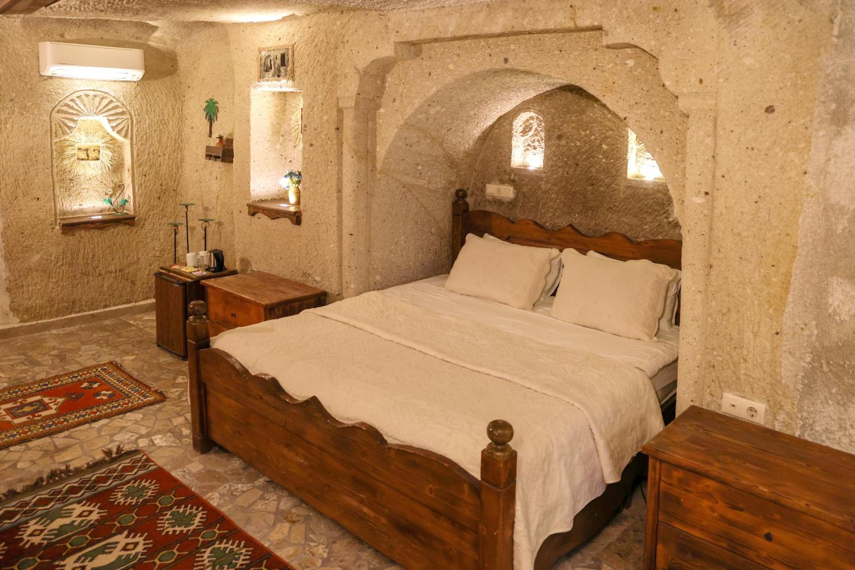 Deluxe Cave Room photo 1