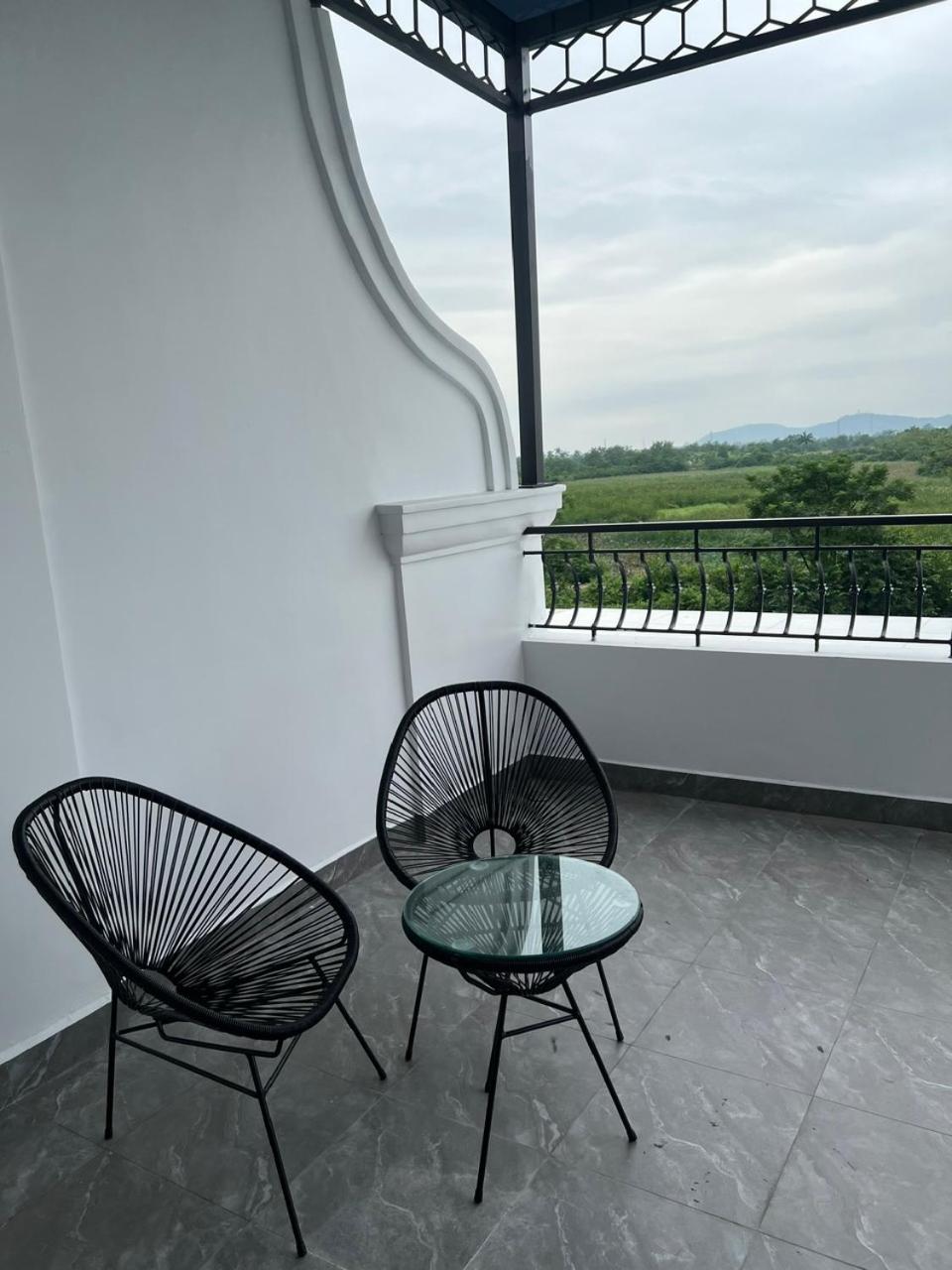 Family Room With Balcony photo 3