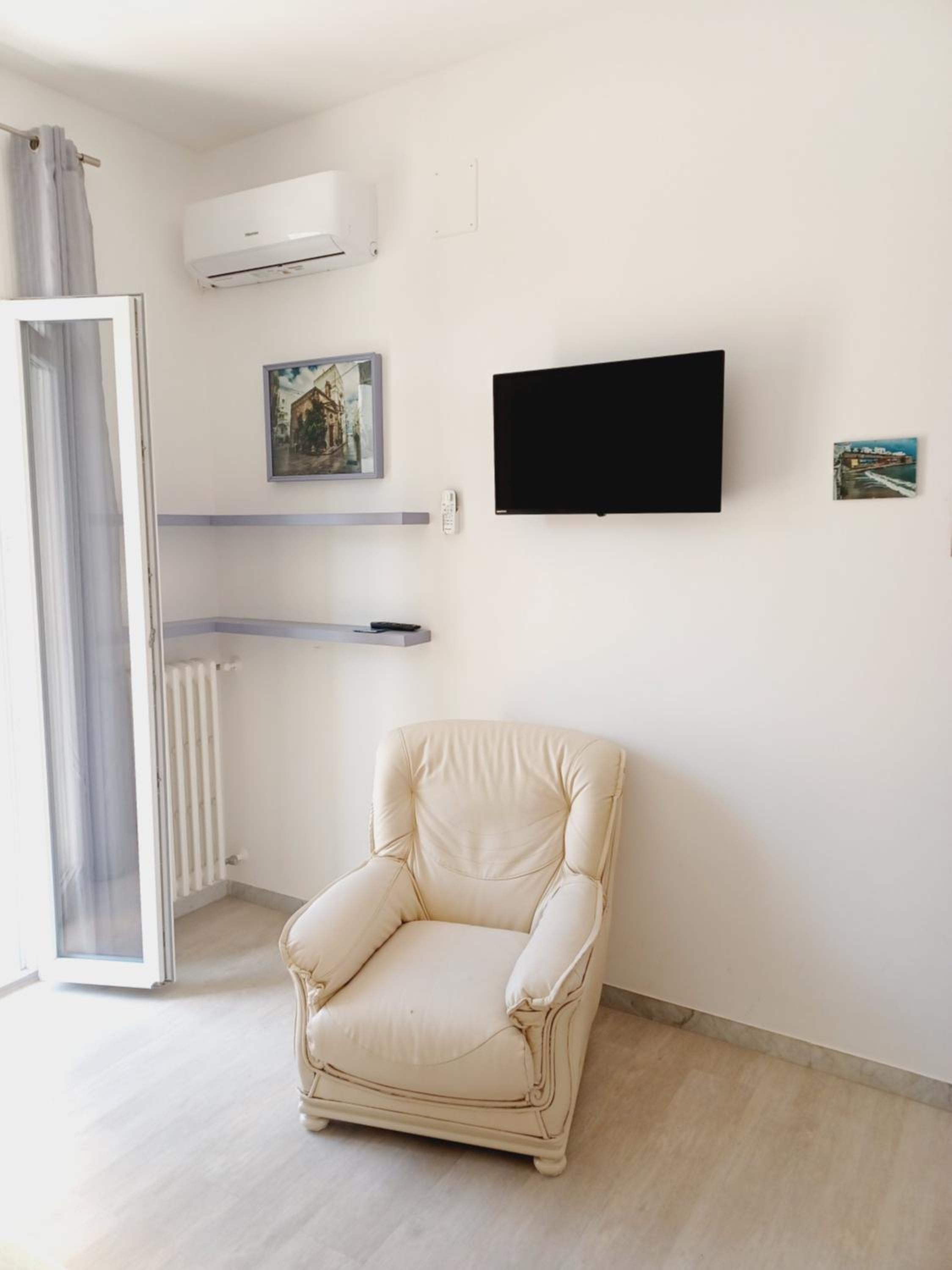 Triple Room with Private Bathroom - Photo 2