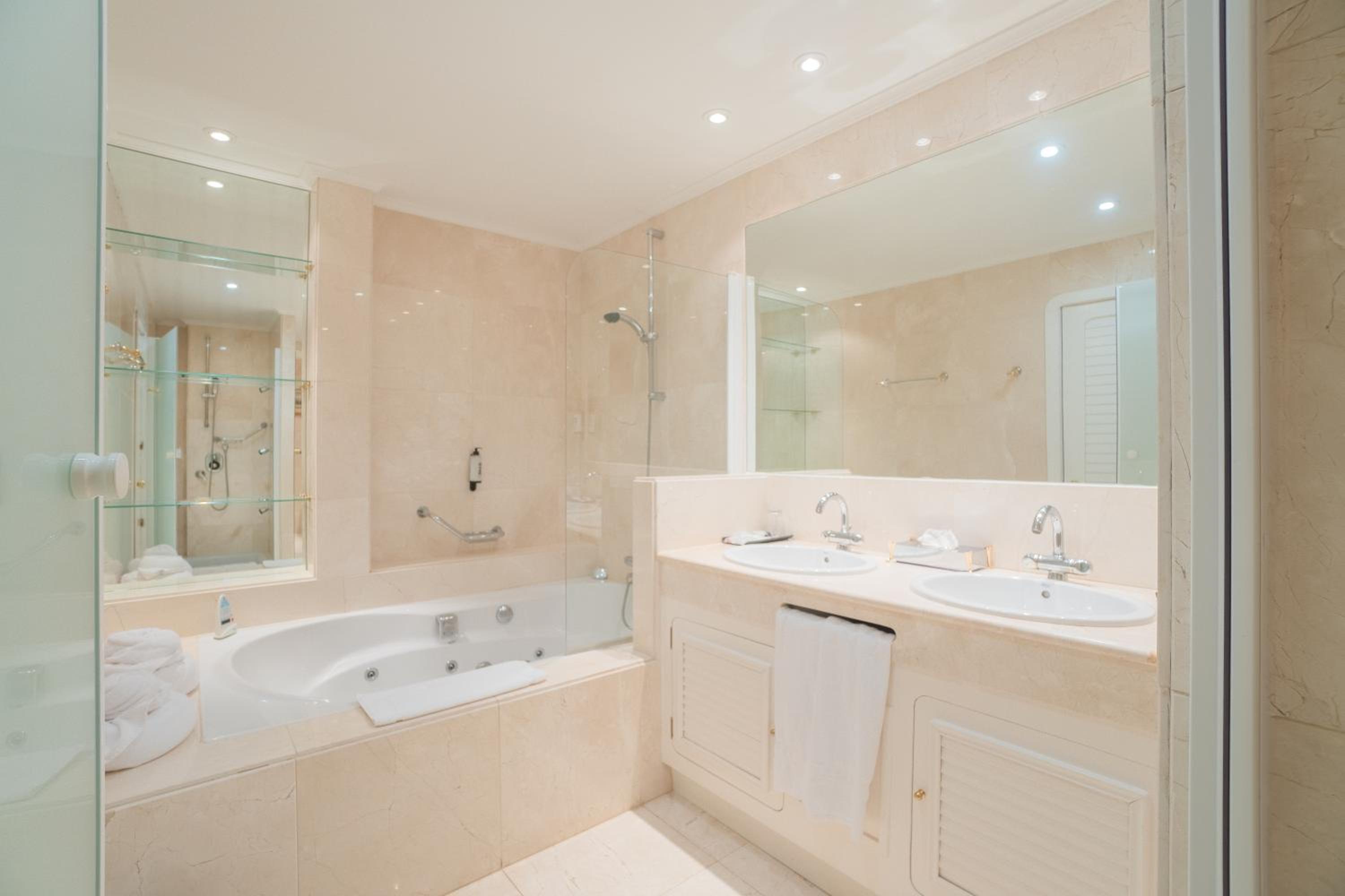Suite with Terrace - Photo 4