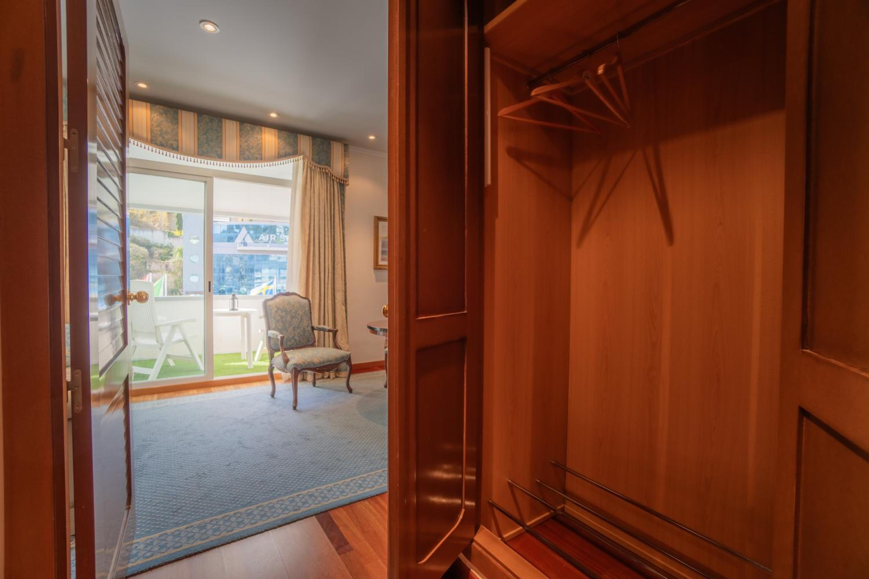 Suite with Terrace - Photo 9
