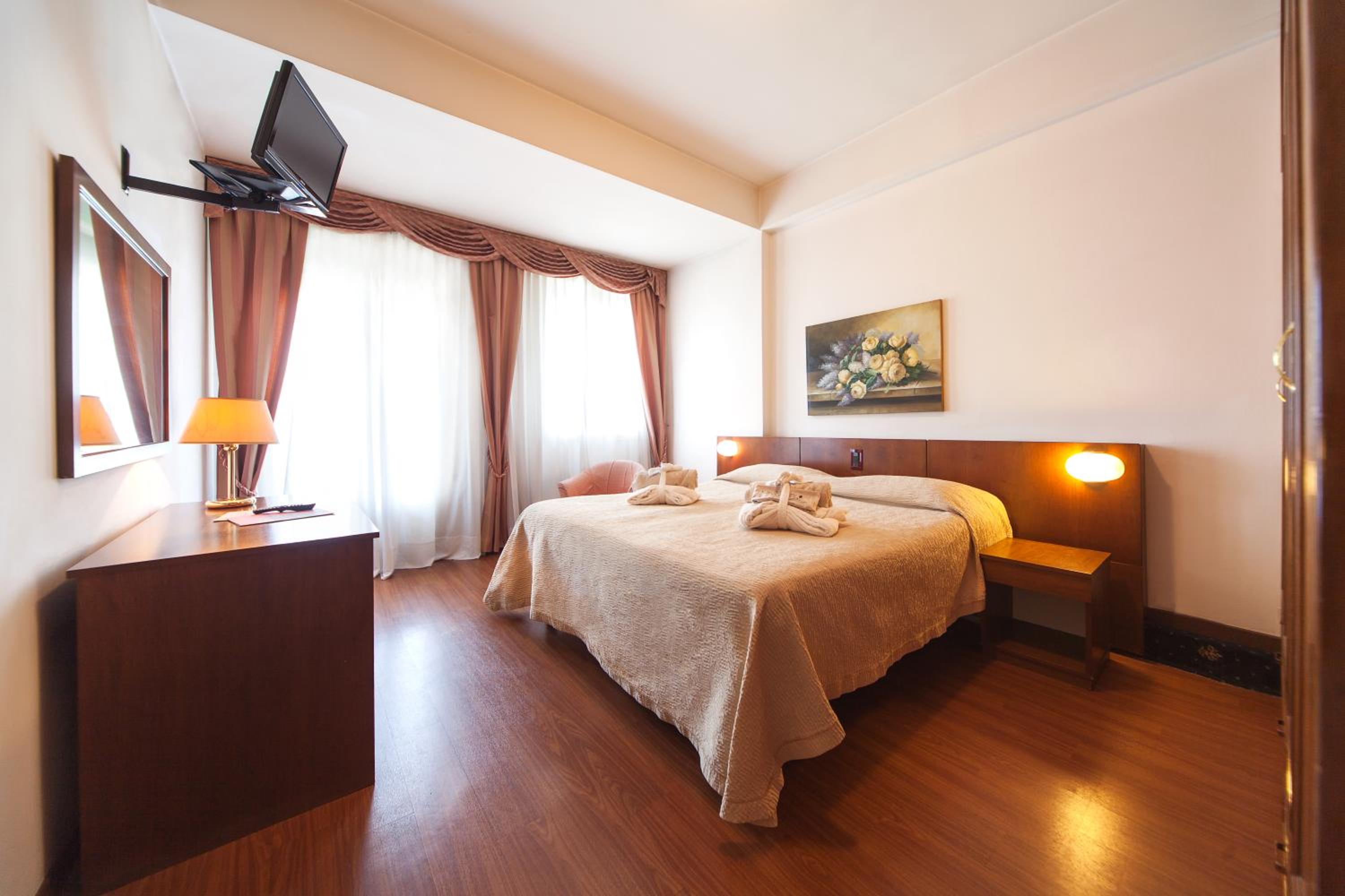 Double Room - Photo 5