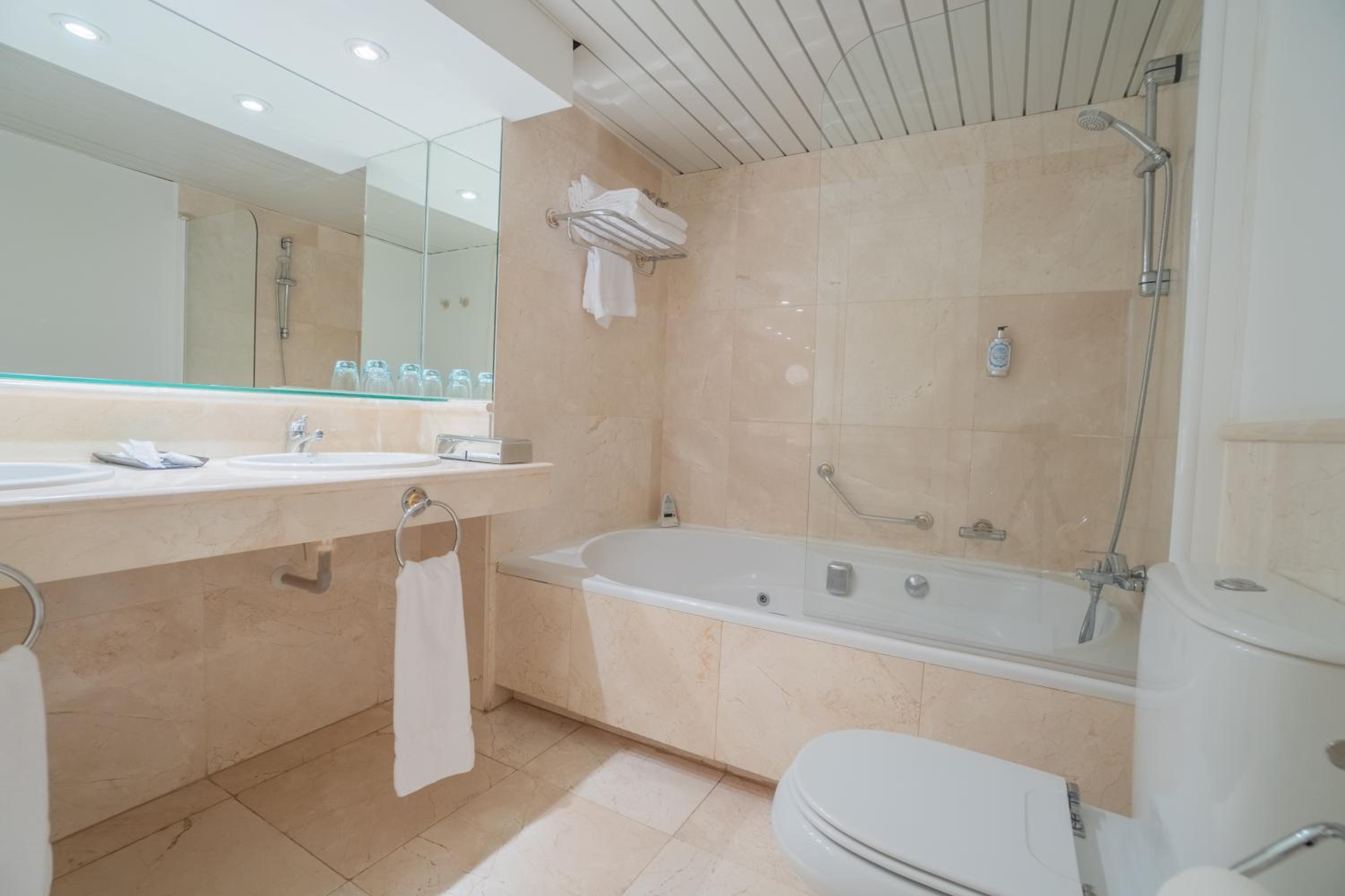 Suite - Photo 5