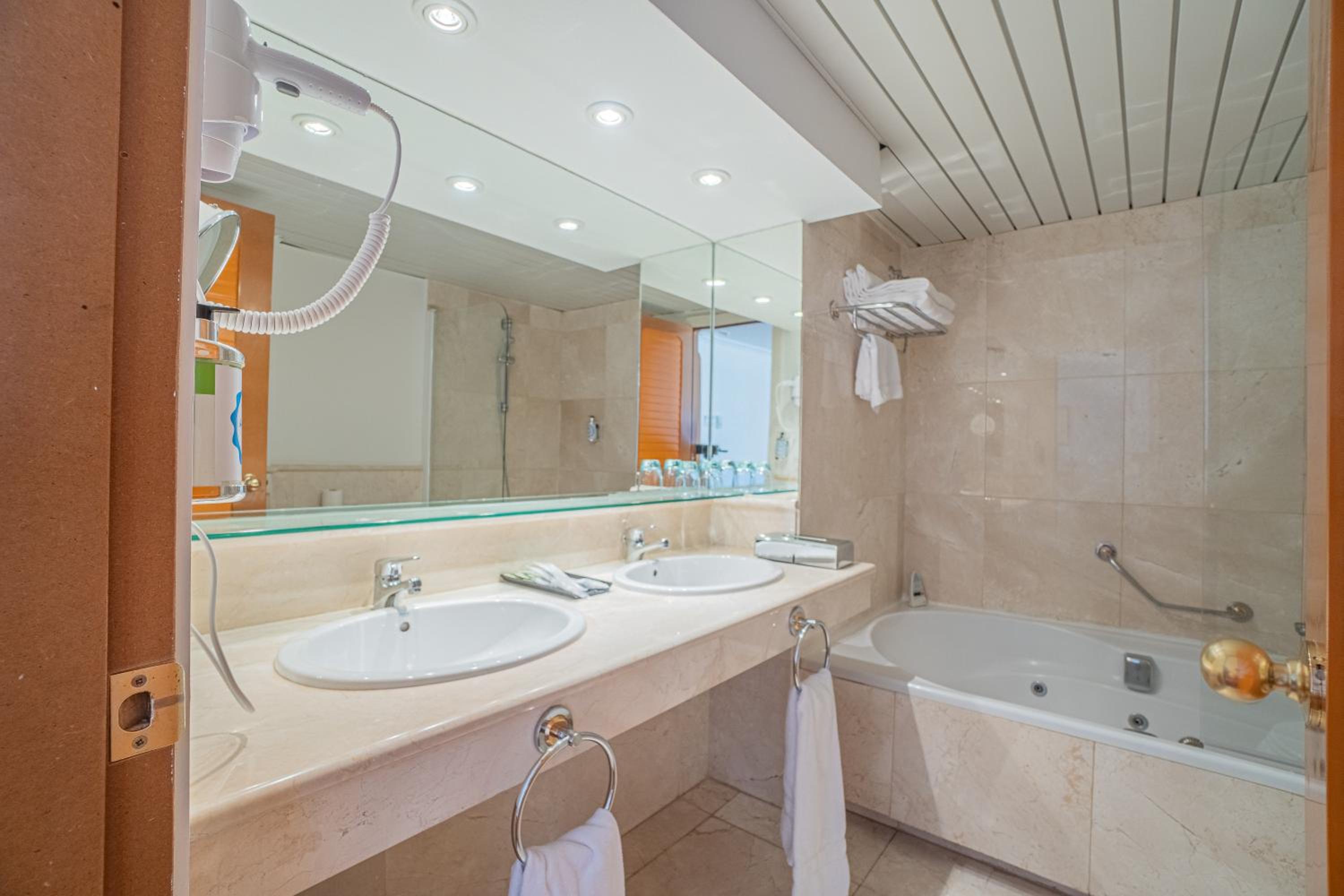 Suite - Photo 7