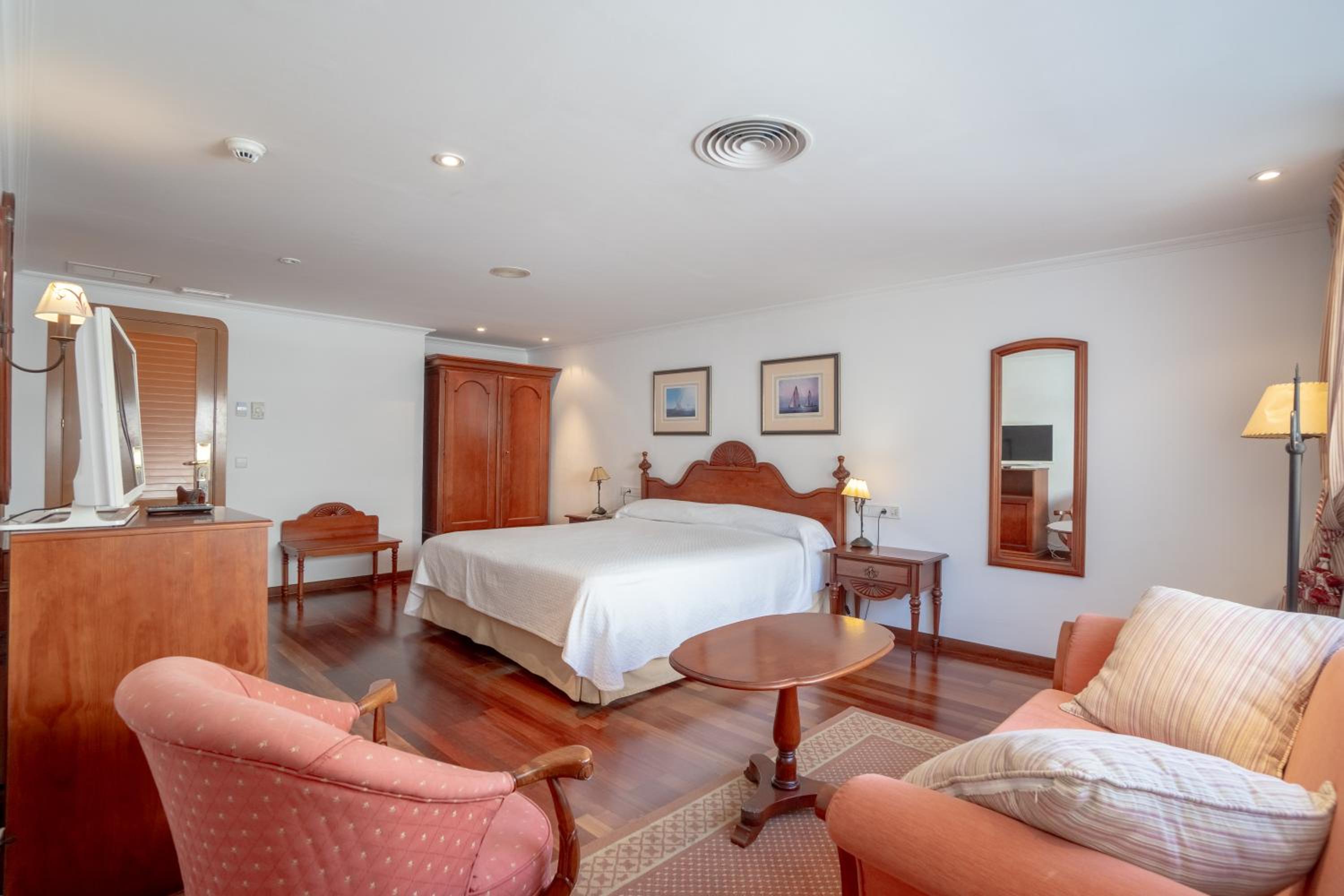 Suite - Photo 2