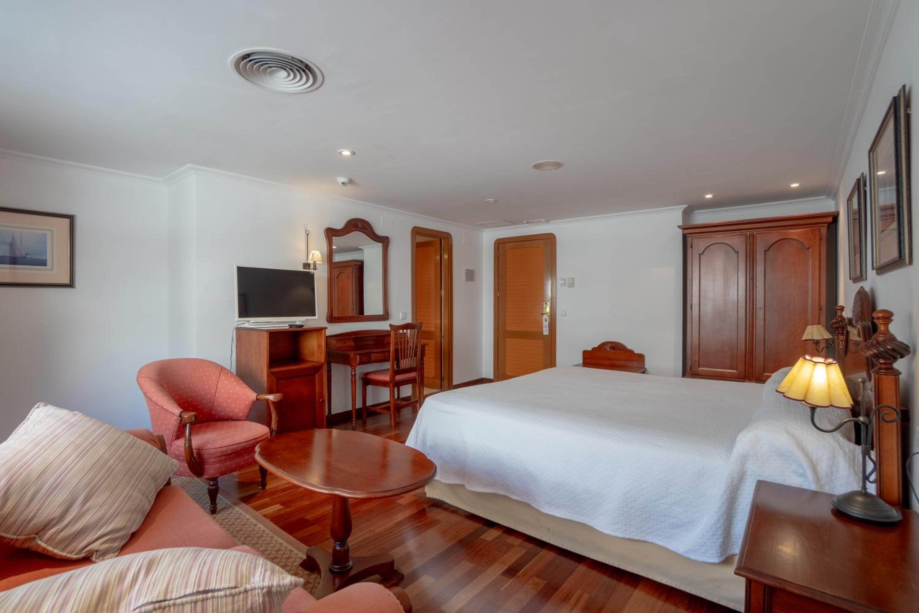 Suite - Photo 9