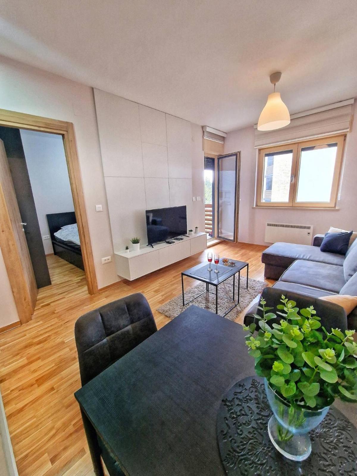 One-Bedroom Apartment photo 1