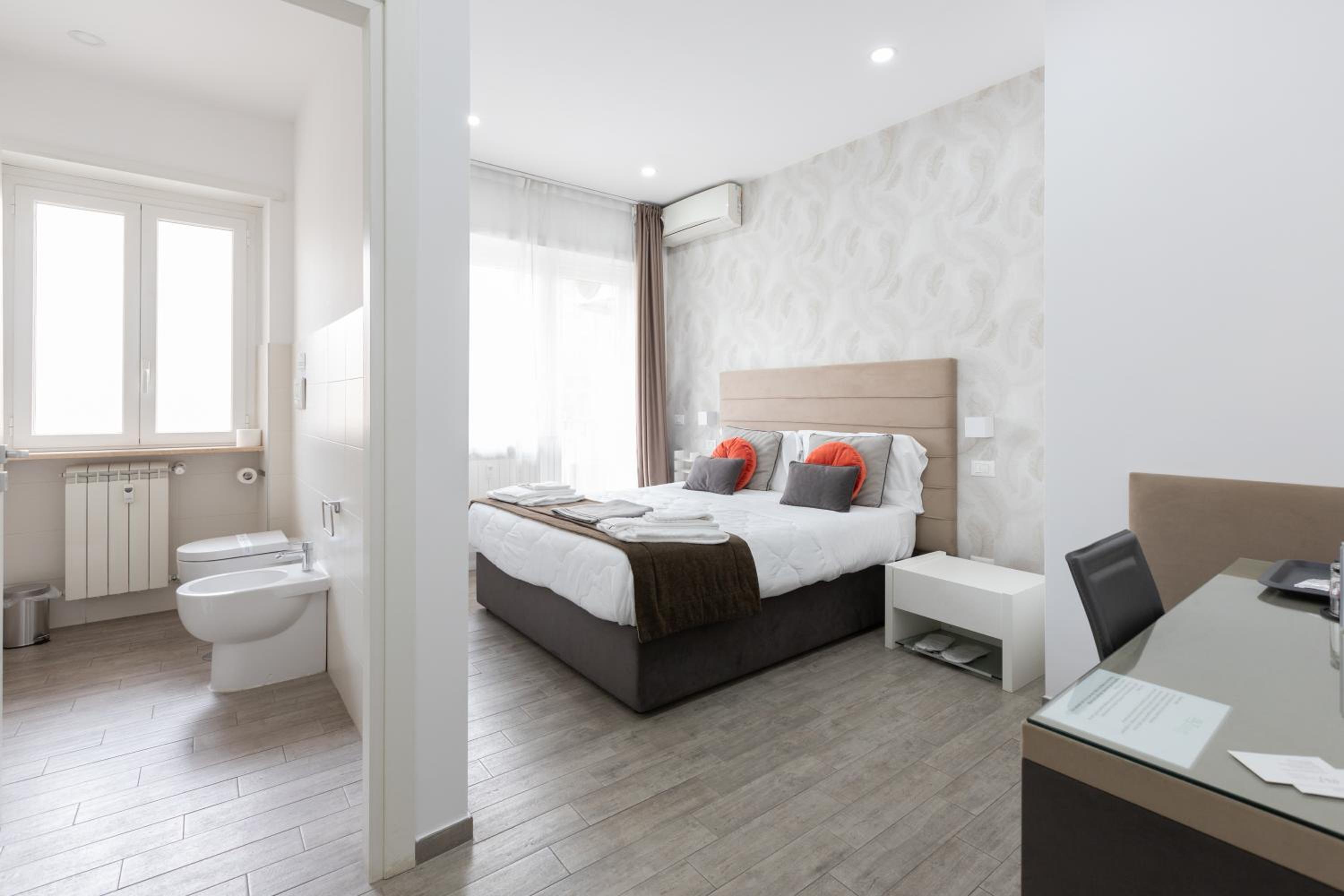 Deluxe Double Room with Balcony photo 1