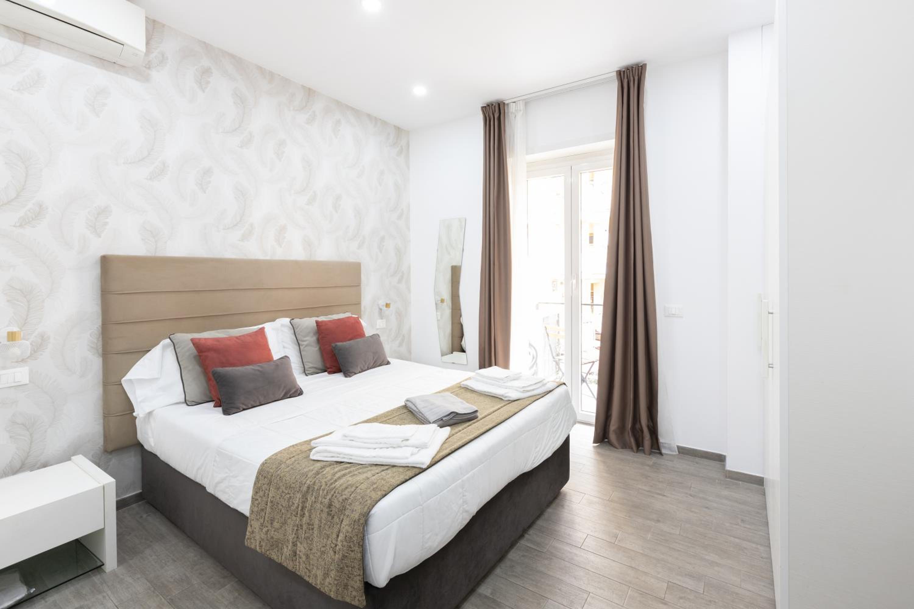 Deluxe Double Room with Balcony photo 1
