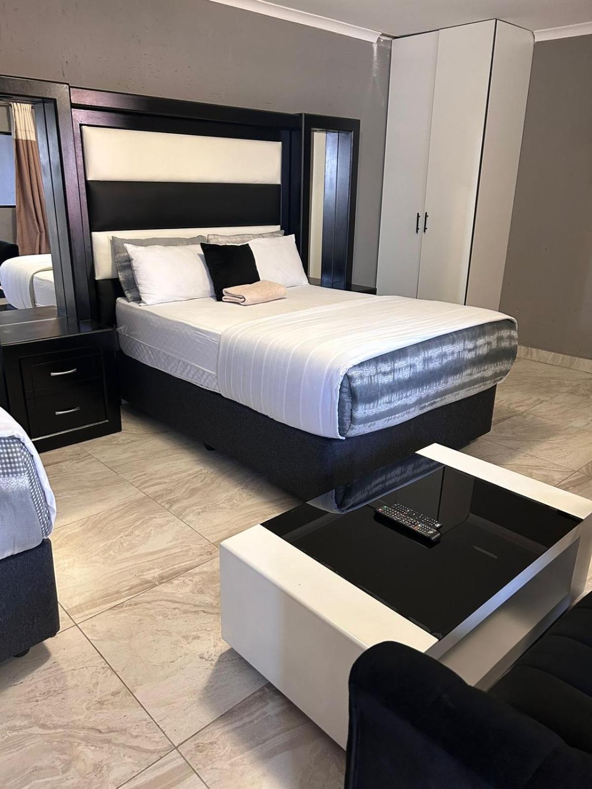 Deluxe Queen Room - Photo 1