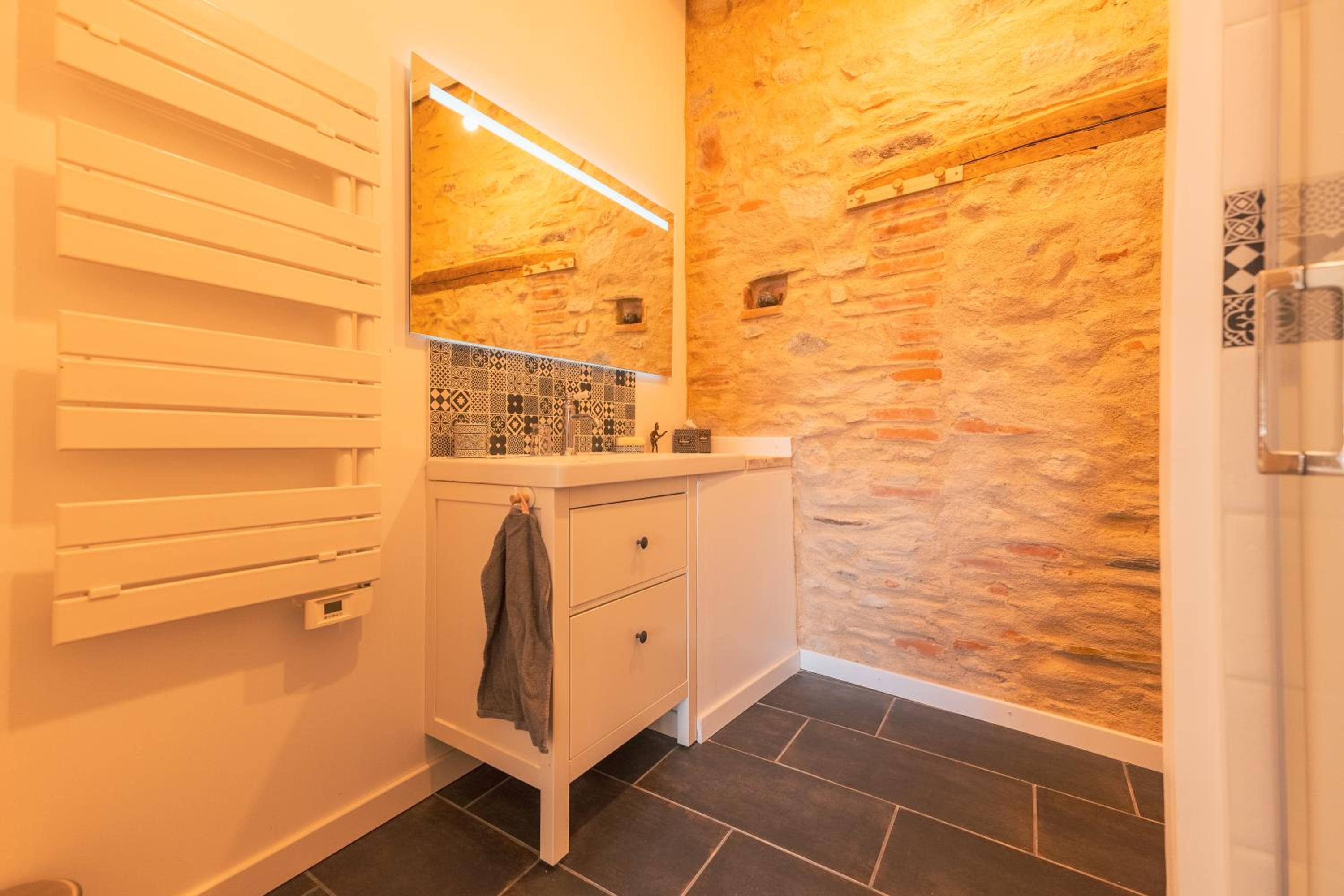 Deluxe Double Room with Bath - Photo 4