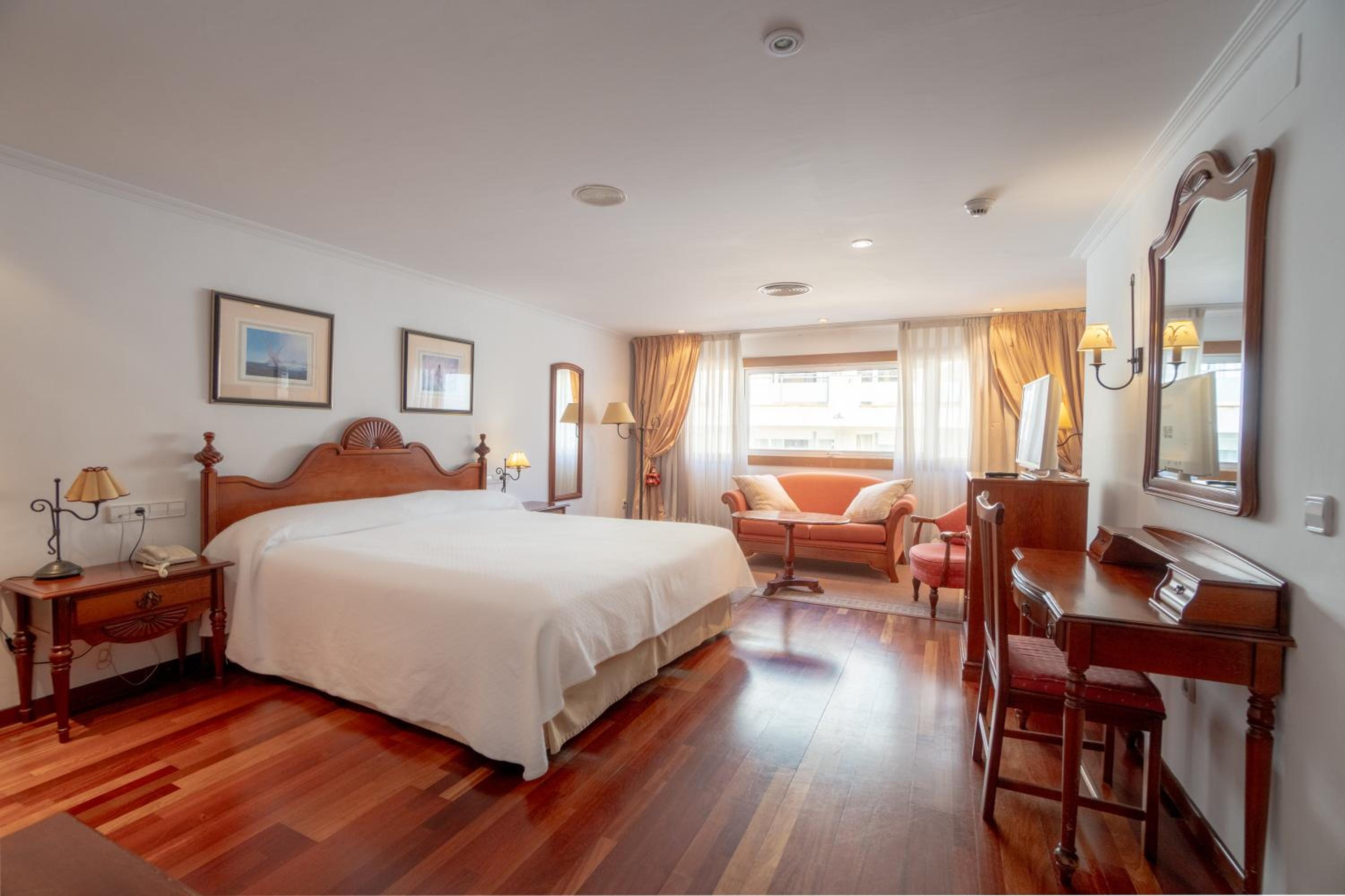 Suite - Photo 1