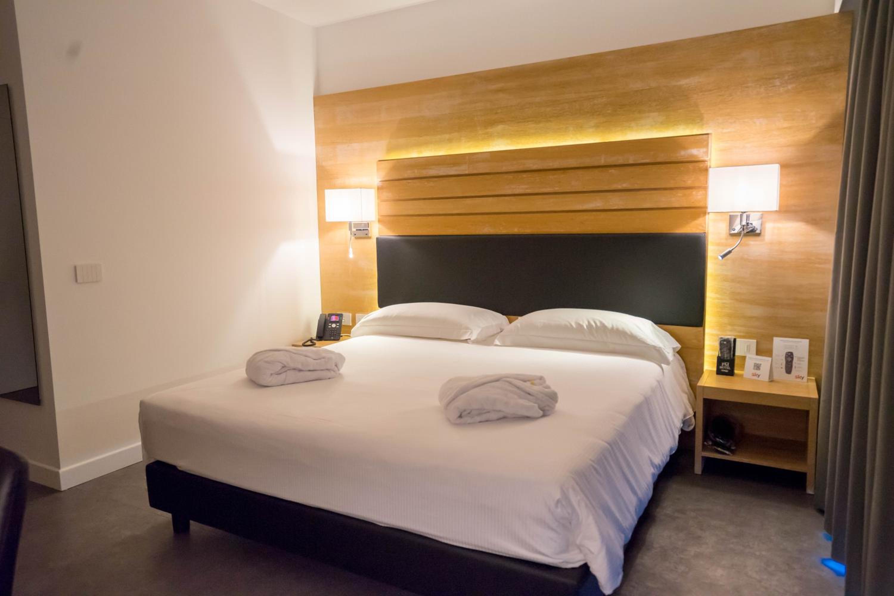 Suite with Balcony - Photo 8