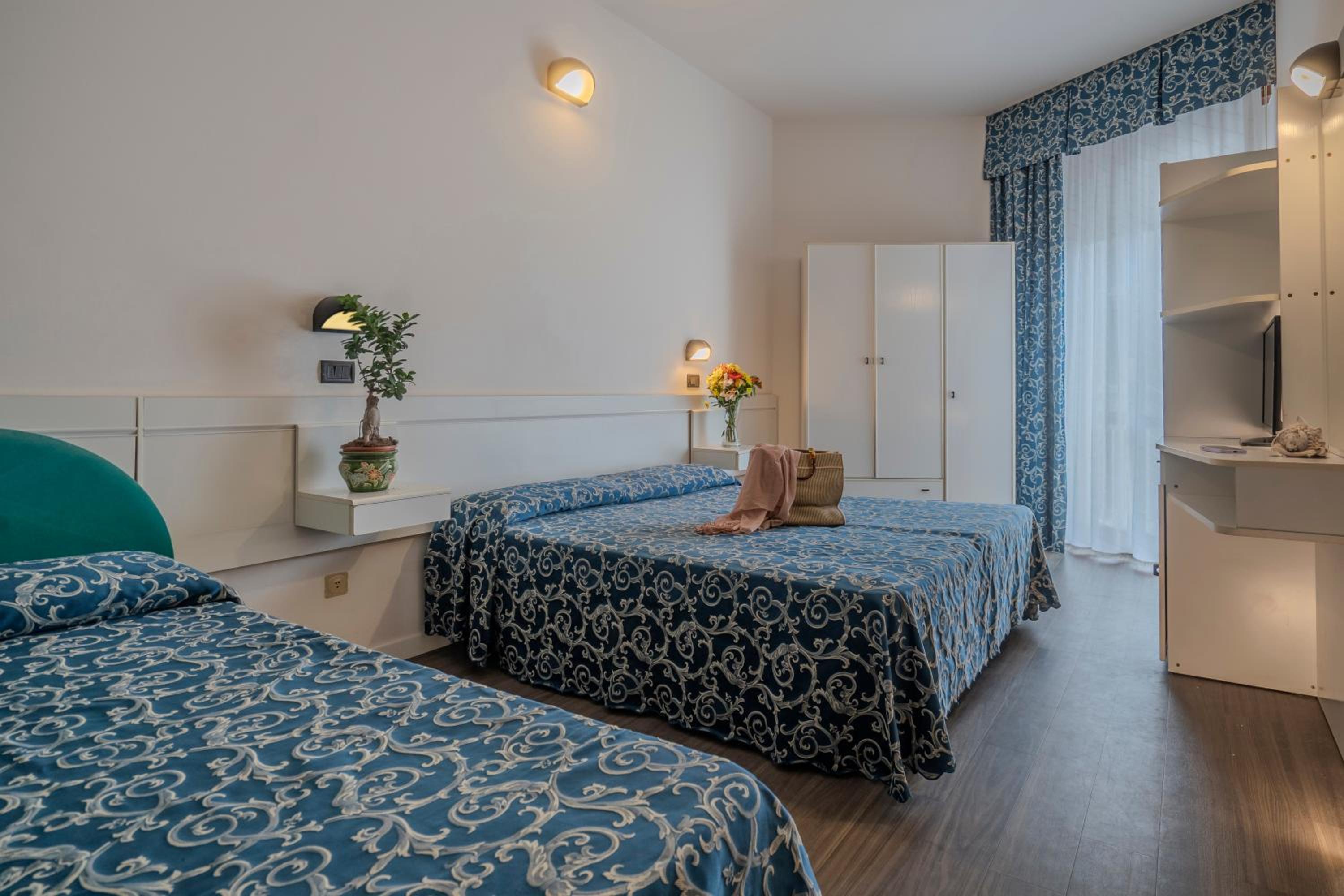 Triple Room with Partial Sea View - Beach Access