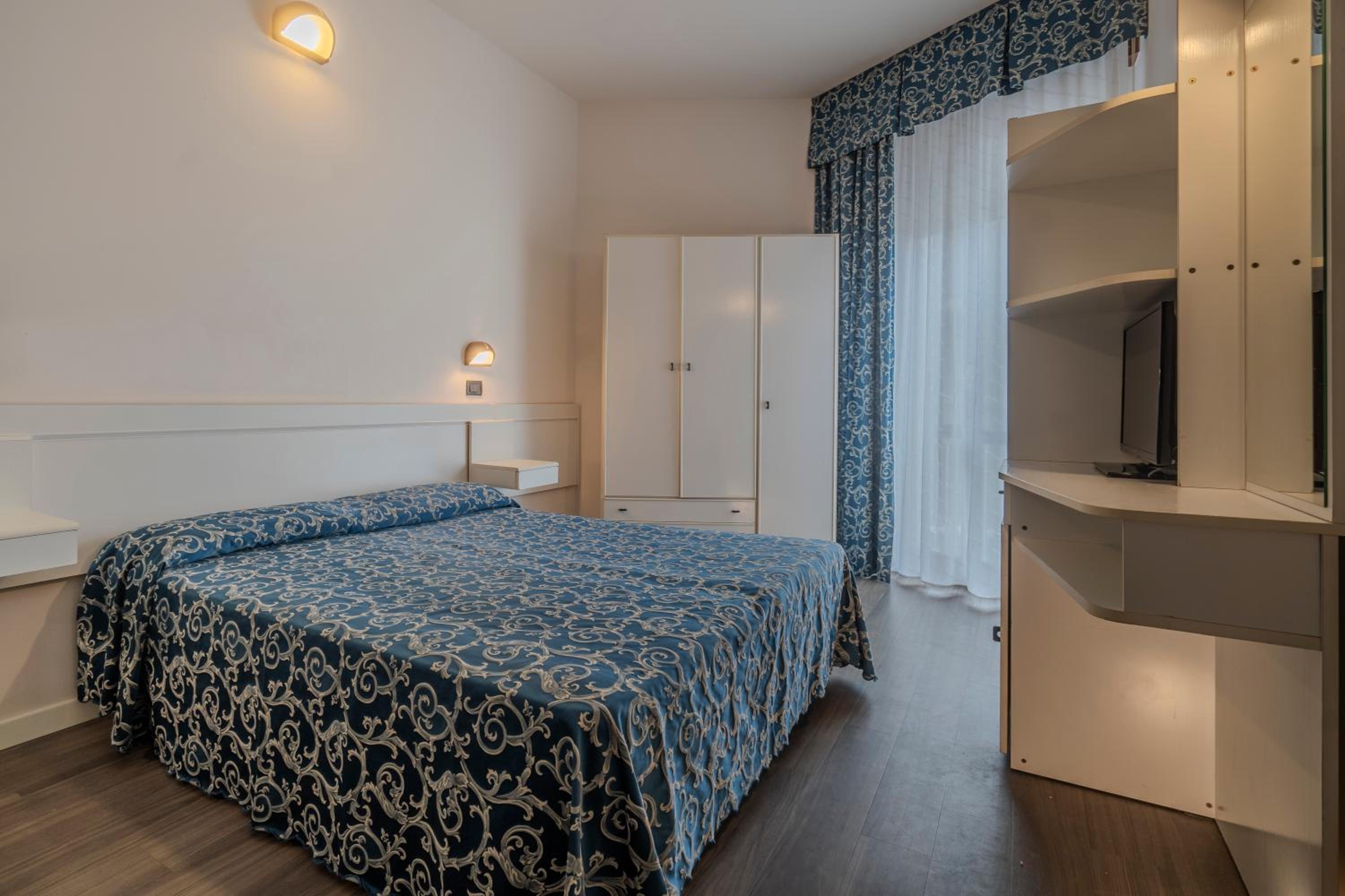 Triple Room with Partial Sea View - Beach Access