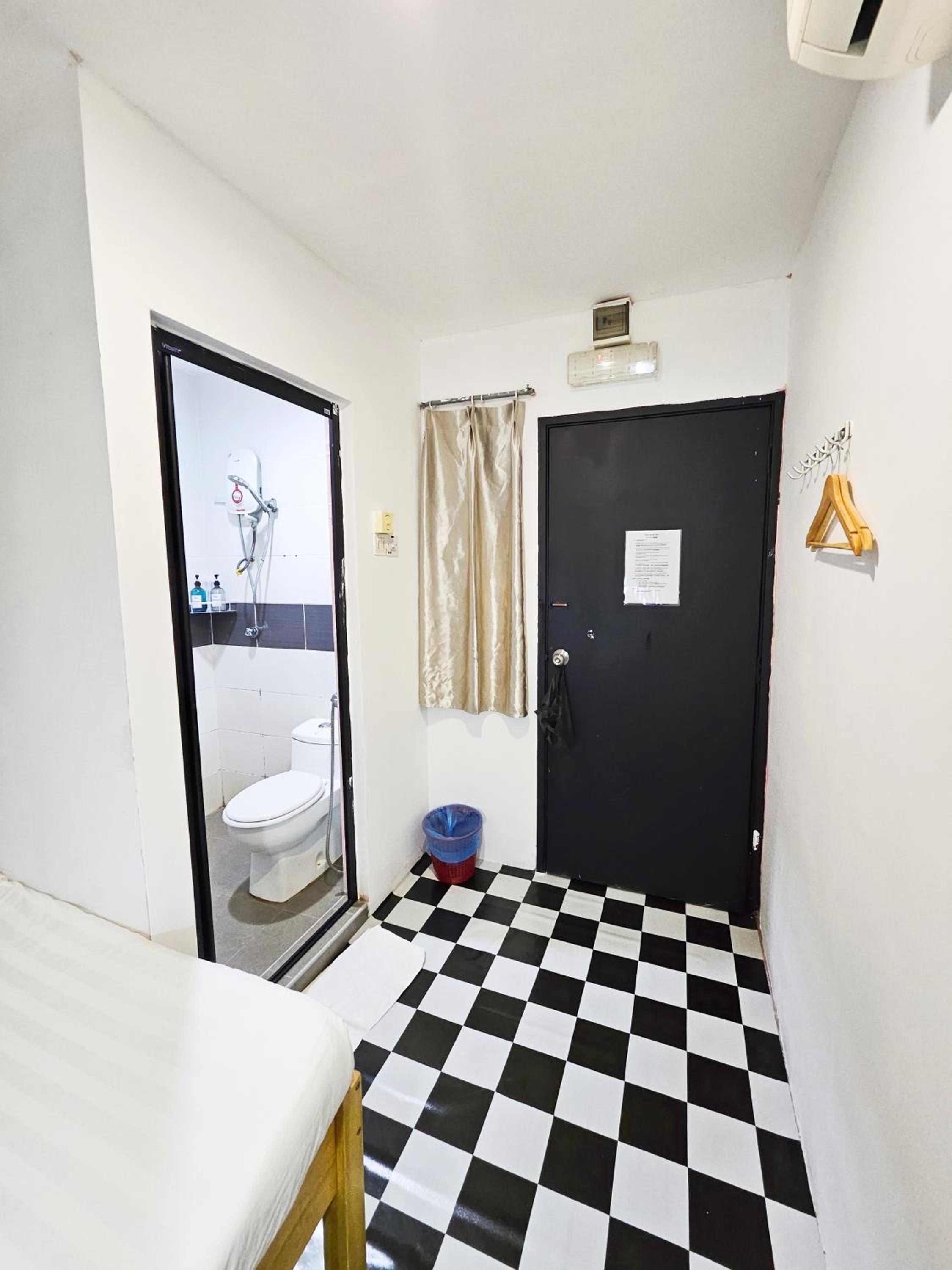 Standard Double Room - Photo 8