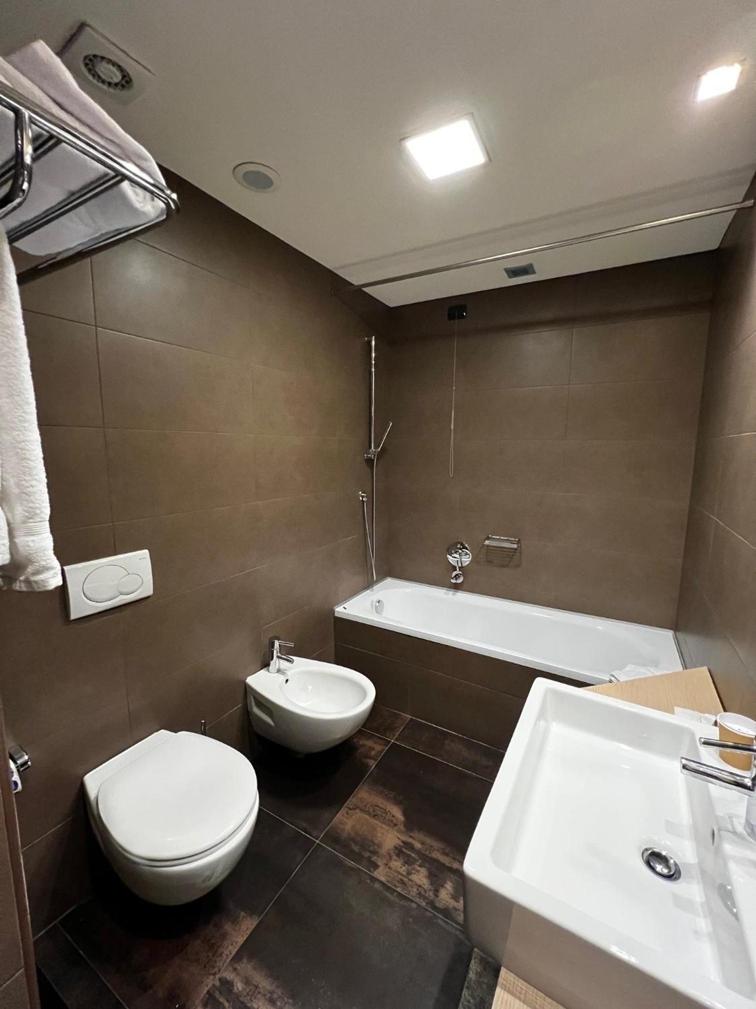 Deluxe King Room - Photo 4