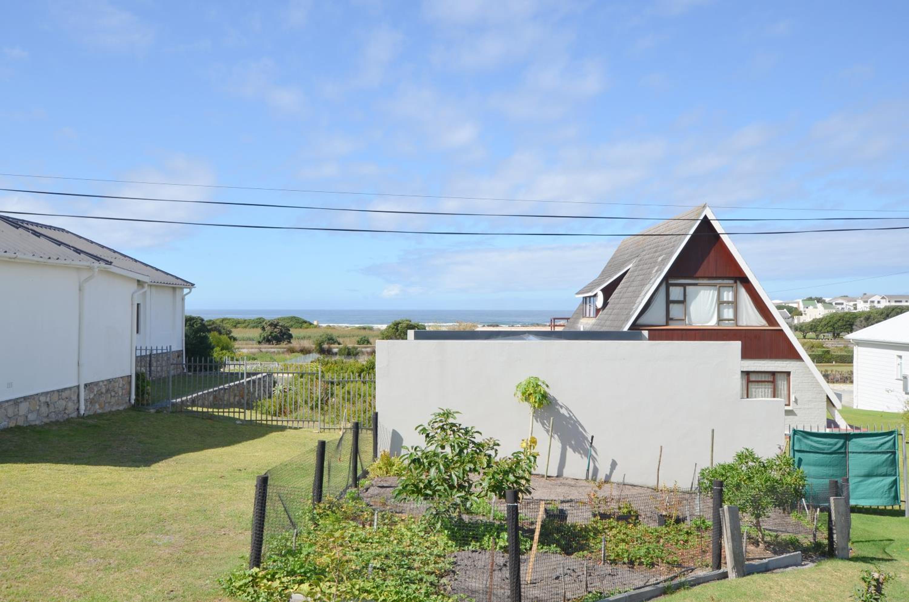 Four-Bedroom House photo 2
