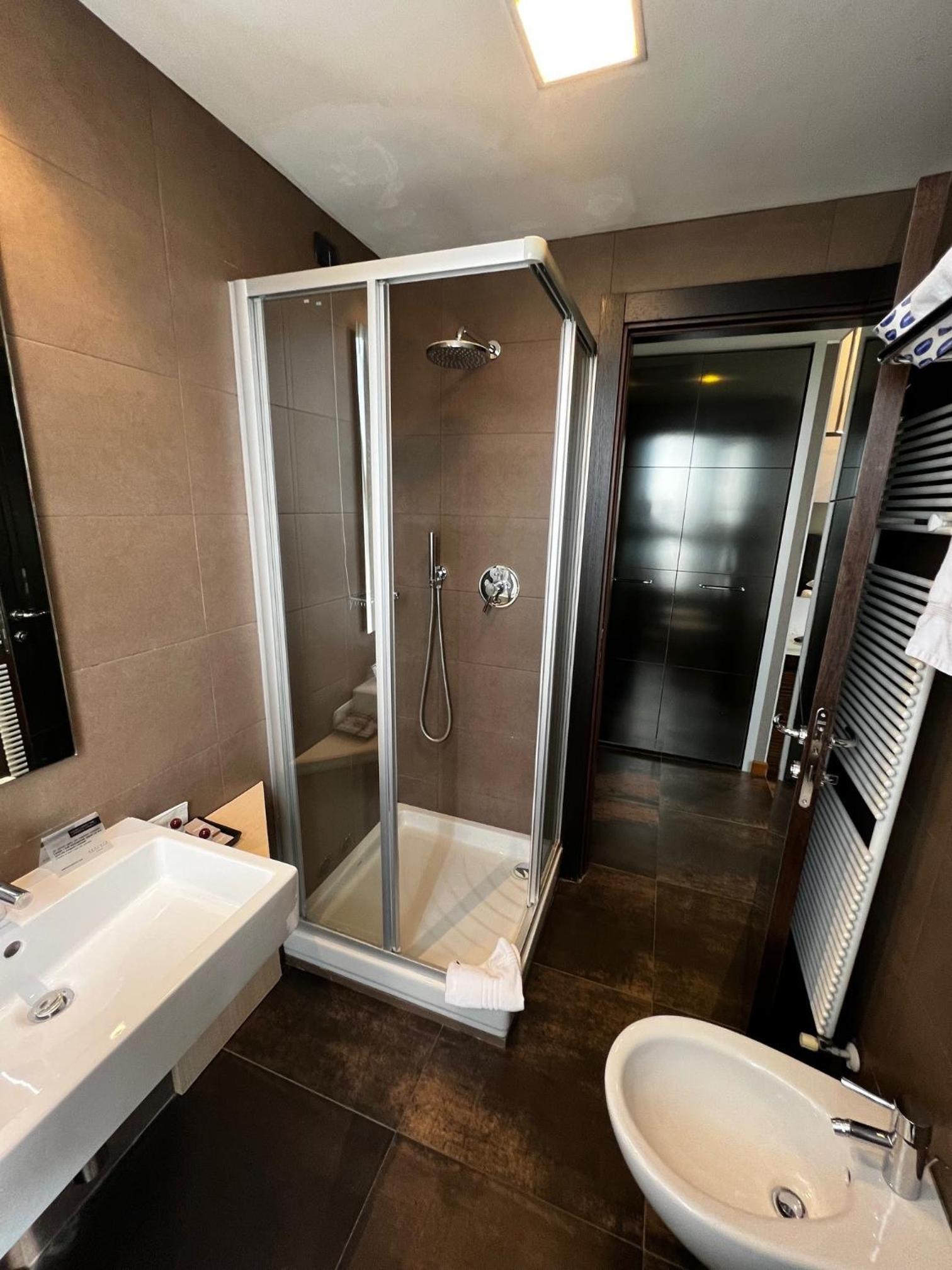 Superior King Room - Photo 3