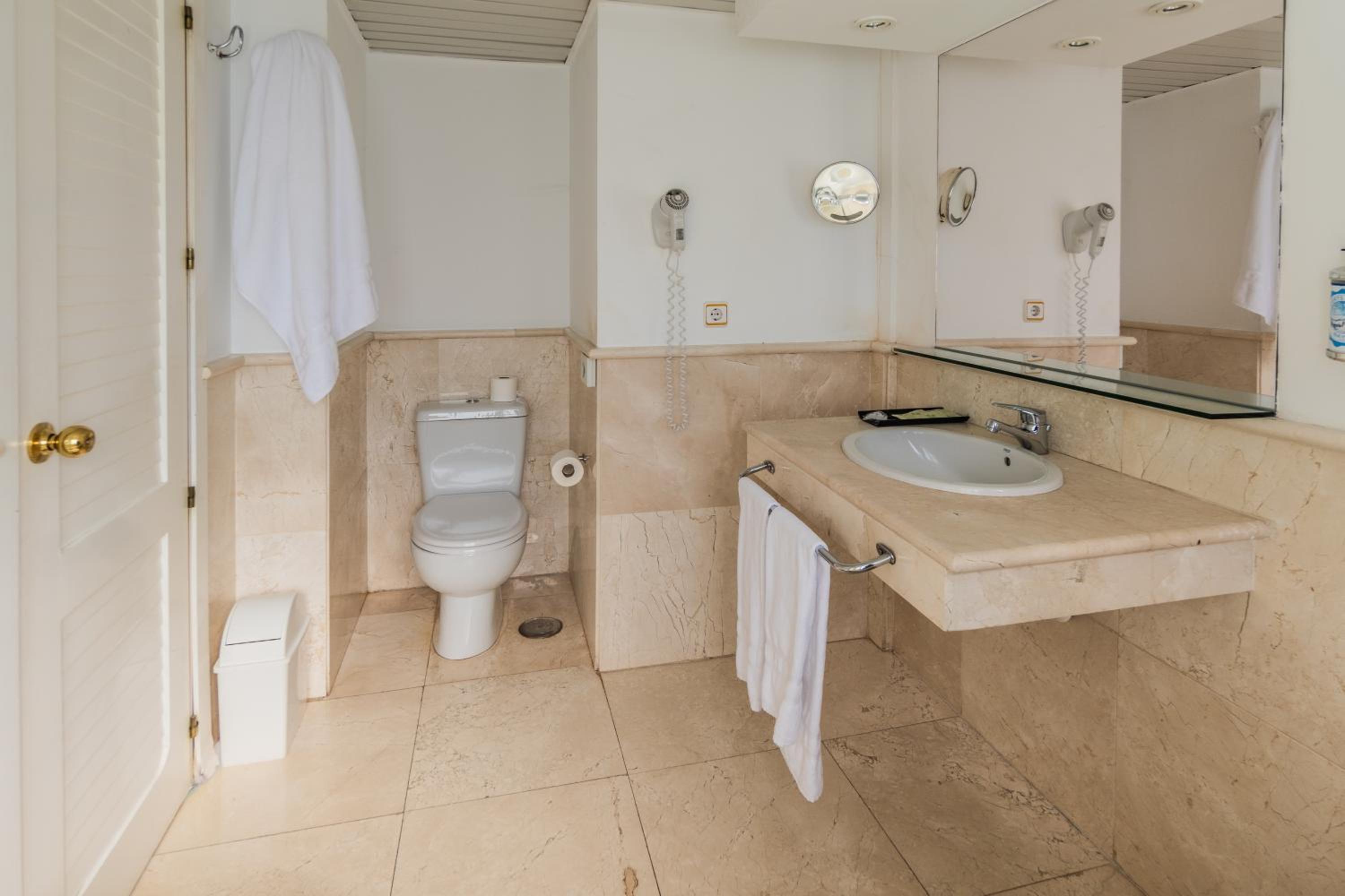Twin Room with Lake View - Photo 3