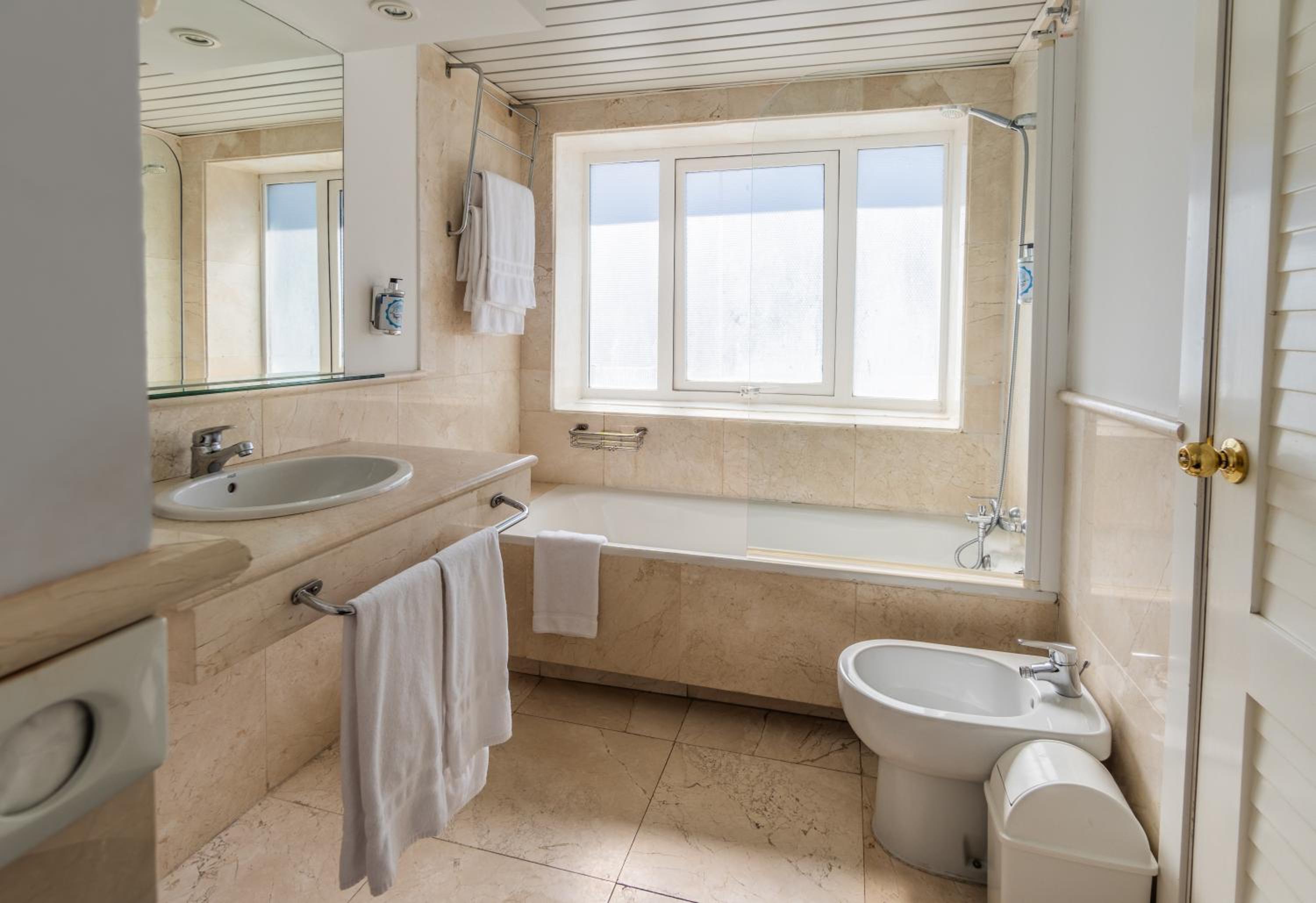 Twin Room with Lake View - Photo 4