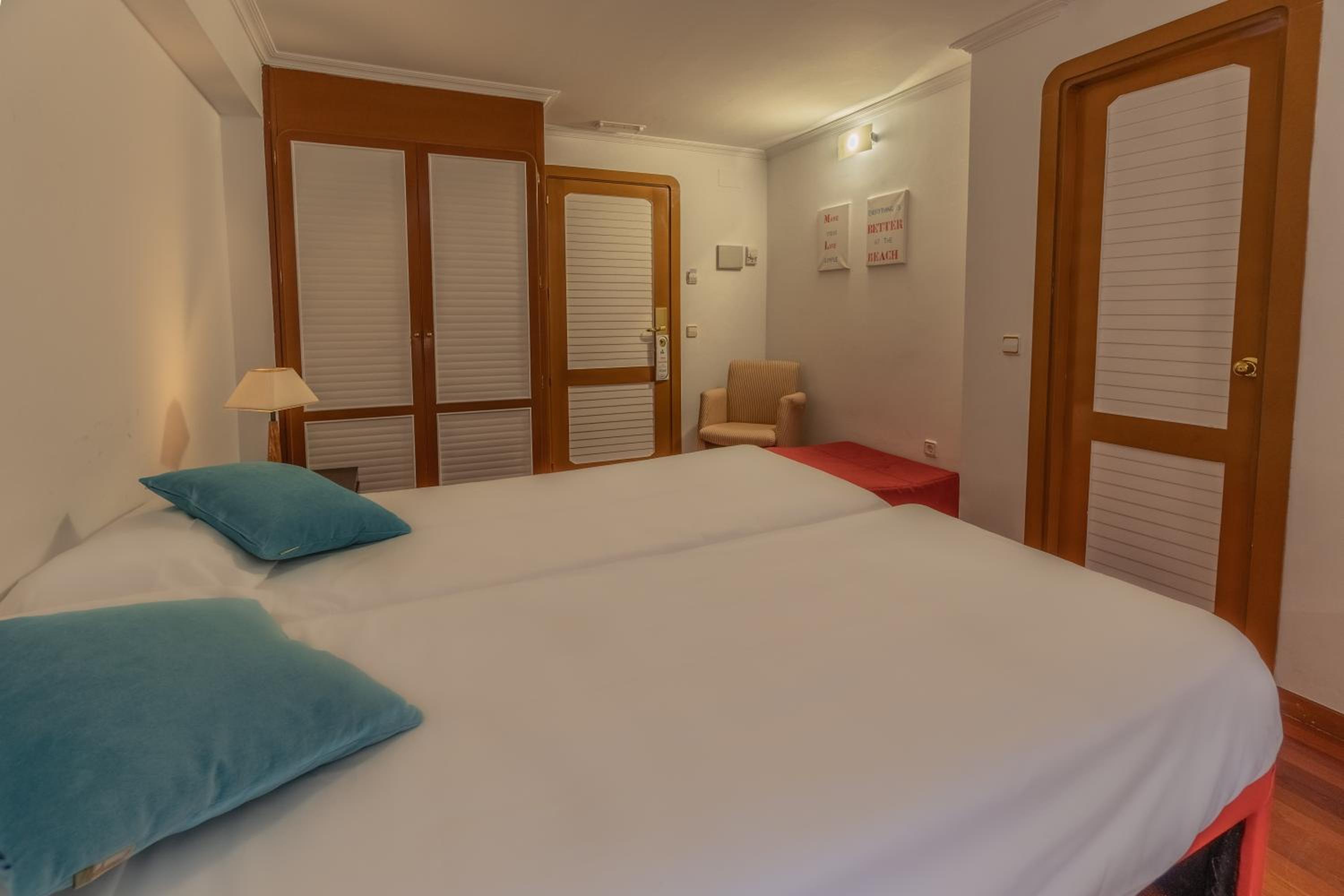 Twin Room with Lake View - Photo 5