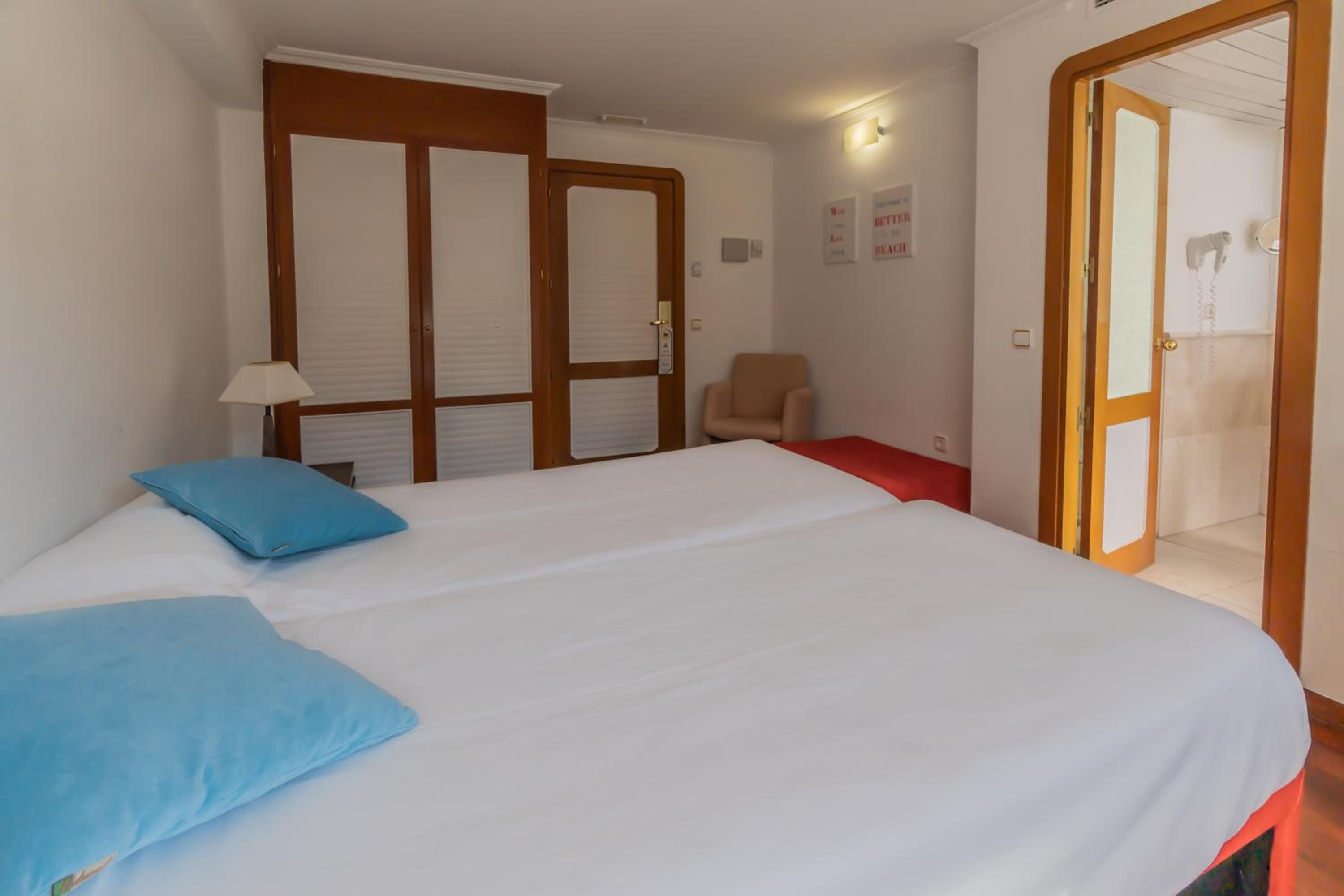 Twin Room with Lake View - Photo 2