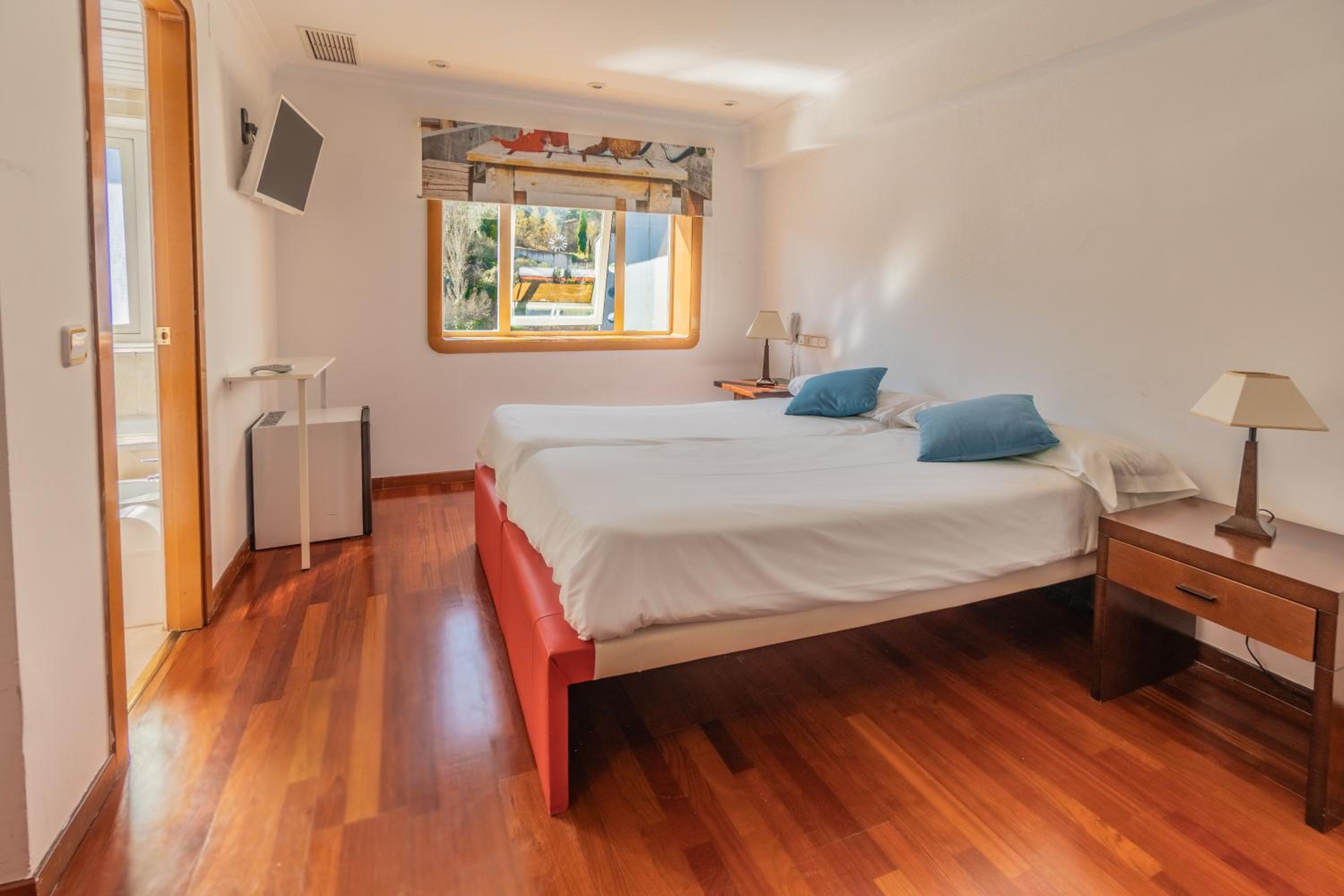 Twin Room with Lake View - Photo 1