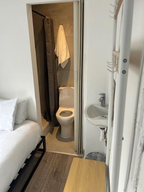 Single Room with Private Bathroom photo 2