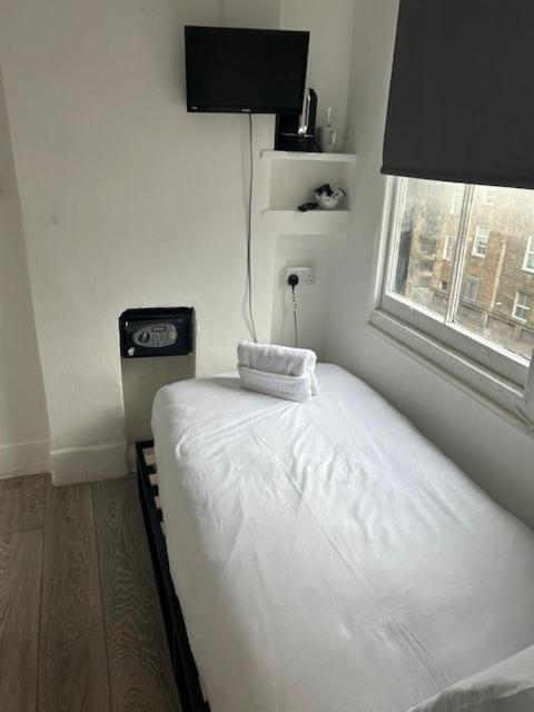 Single Room with Private Bathroom photo 1