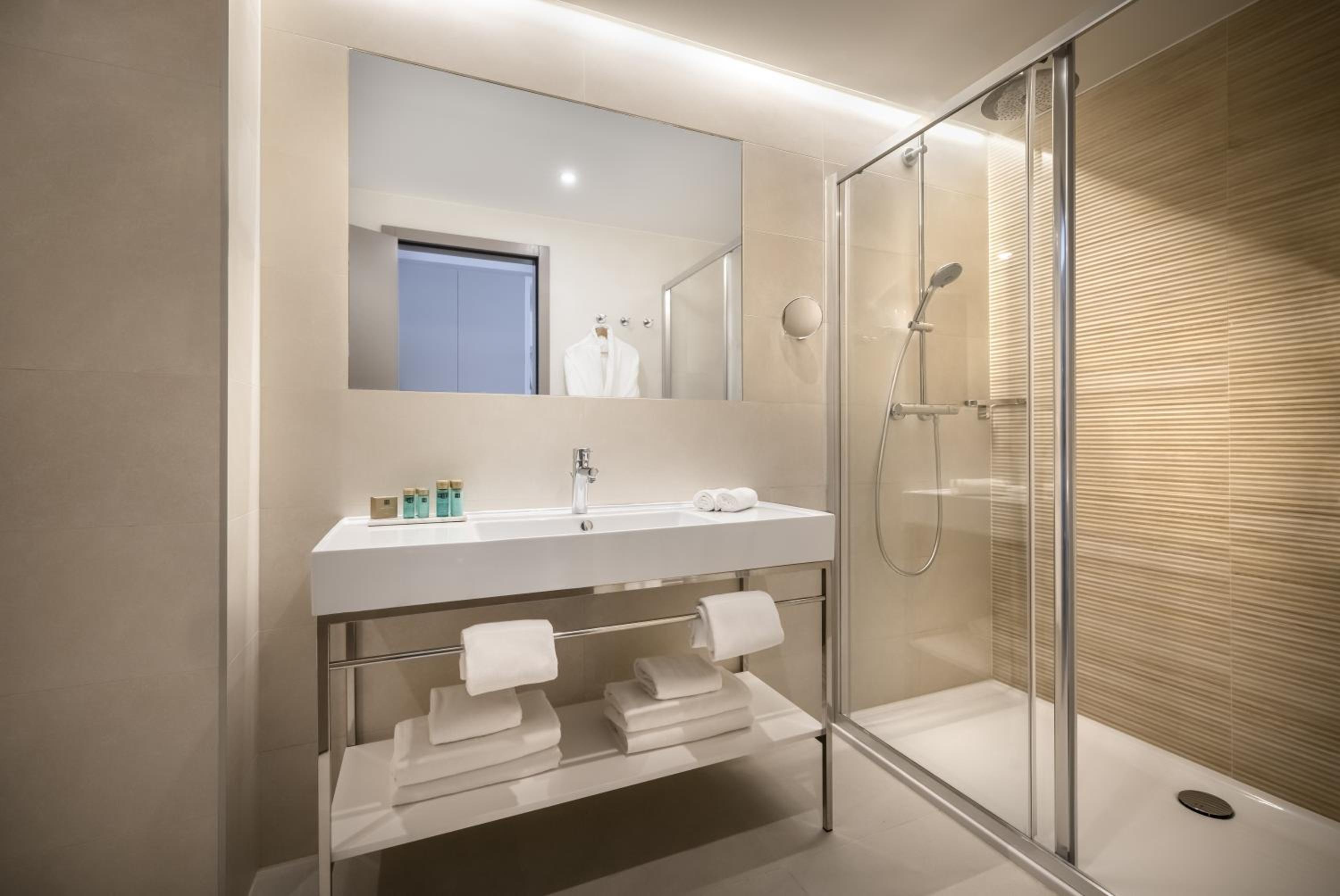  Deluxe Room with balcony and Partial Sea View - Photo 6