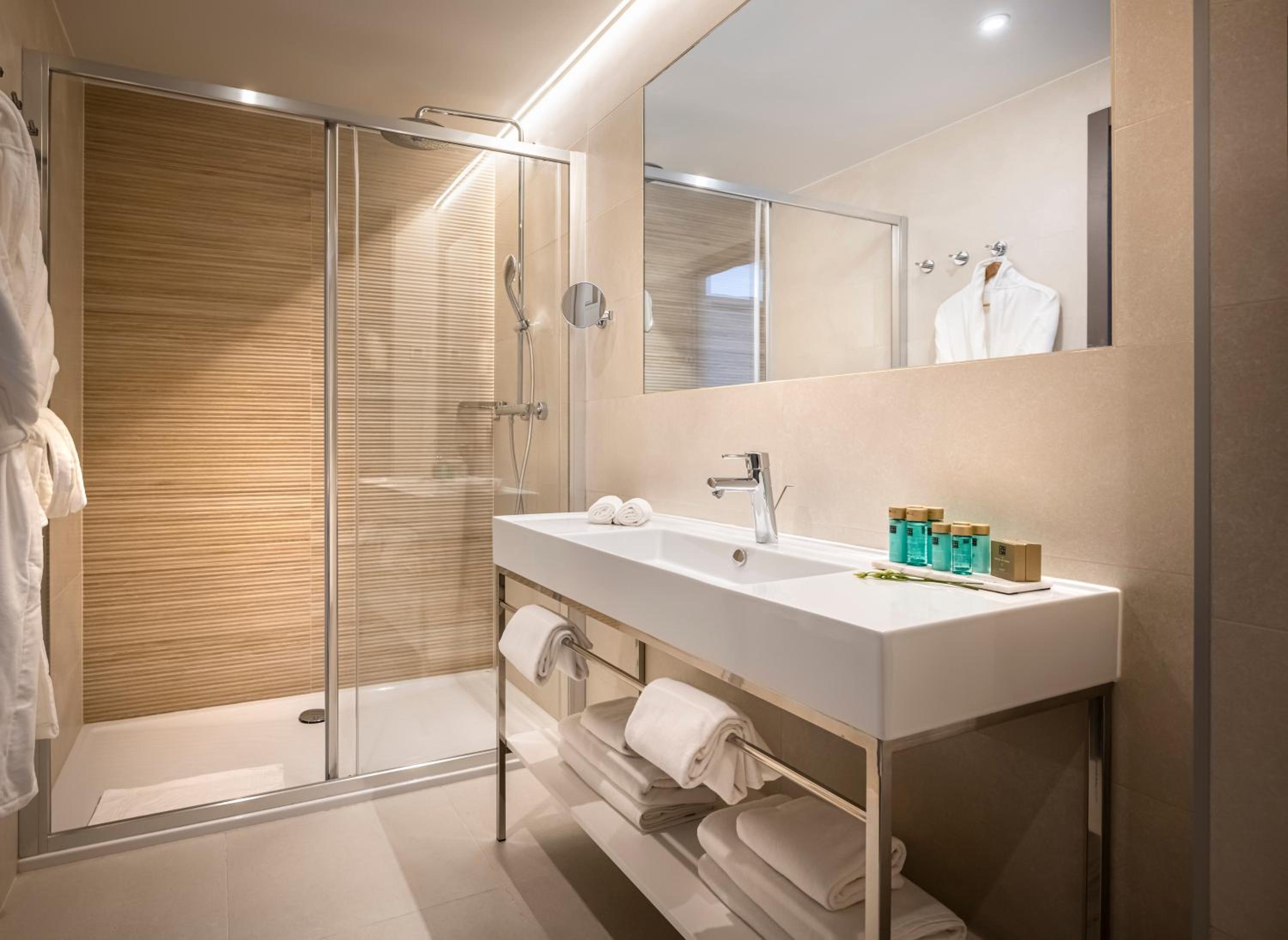 Deluxe Room with balcony and Partial Sea View - Photo 14