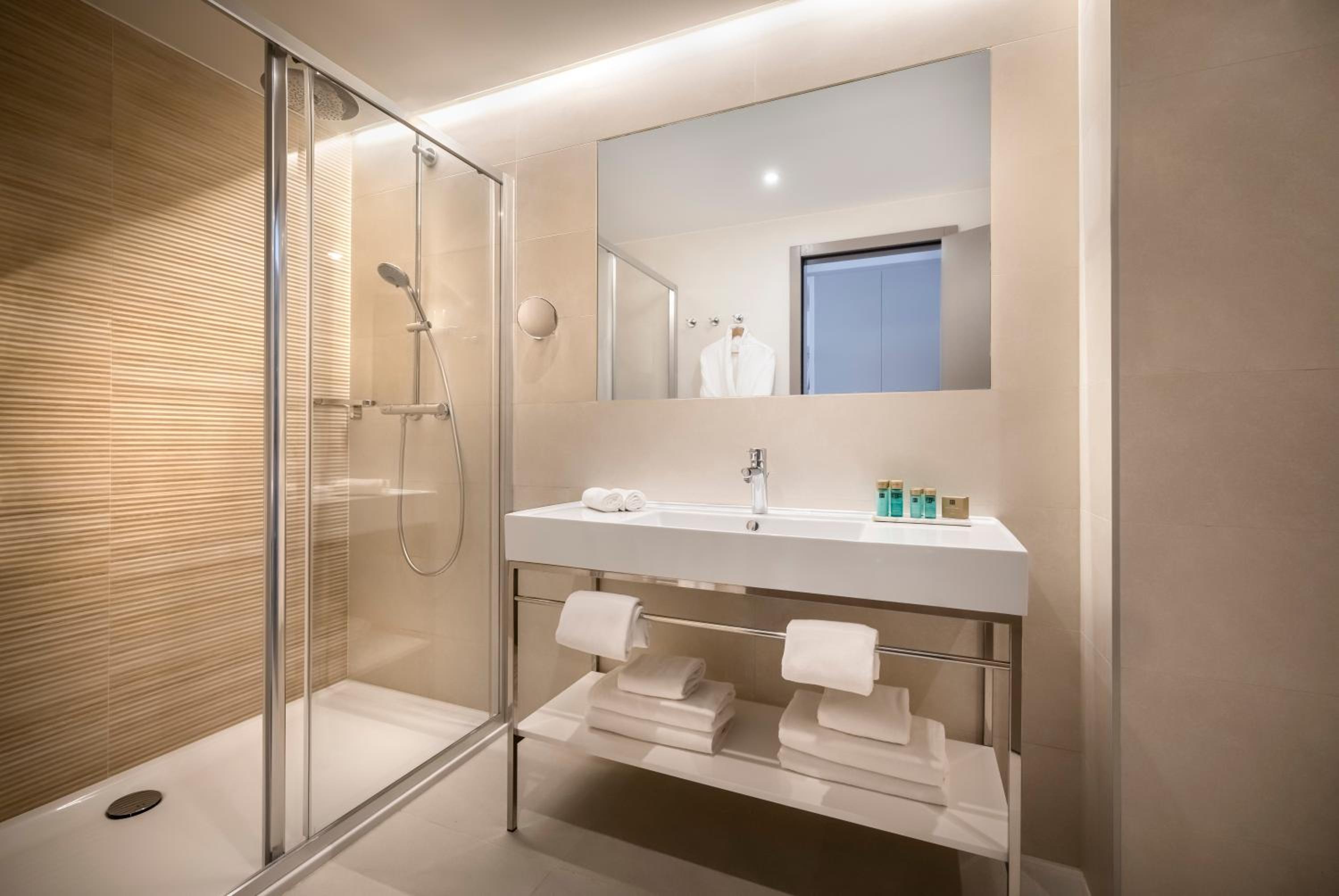  Deluxe Room with balcony and Partial Sea View - Photo 11