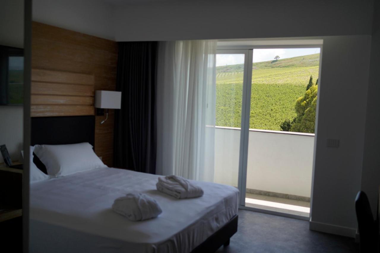 Deluxe Double Room with Balcony - Photo 10