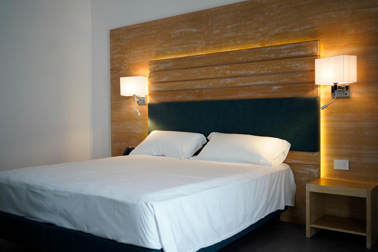 Deluxe Double Room with Balcony - Photo 8