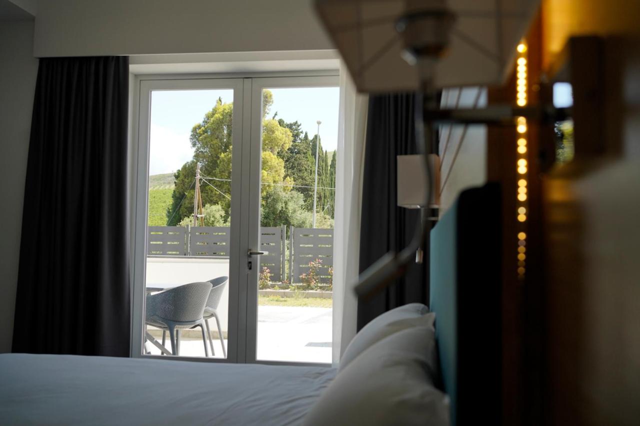 Deluxe Double Room with Balcony - Photo 9