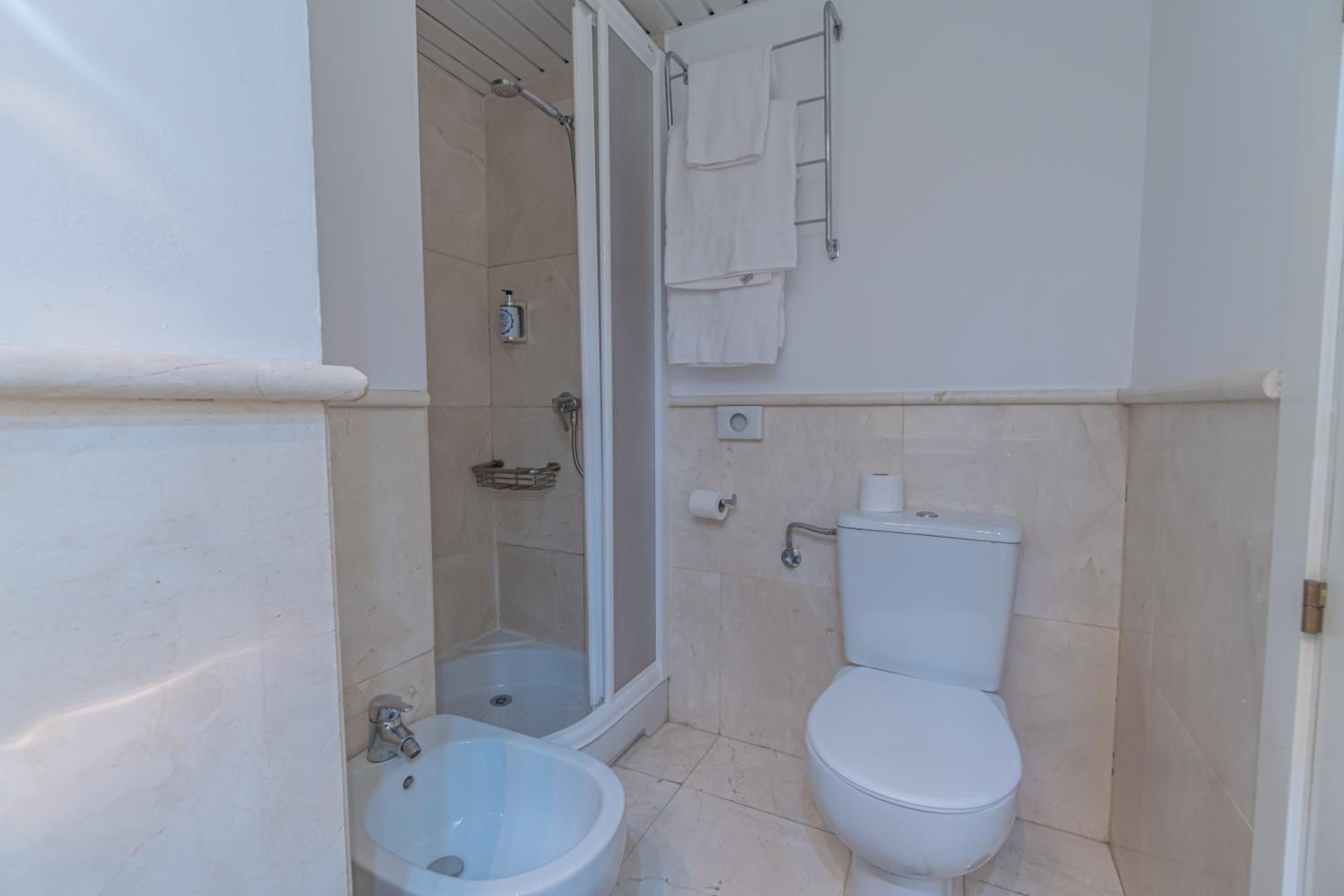 Queen Room - Photo 6