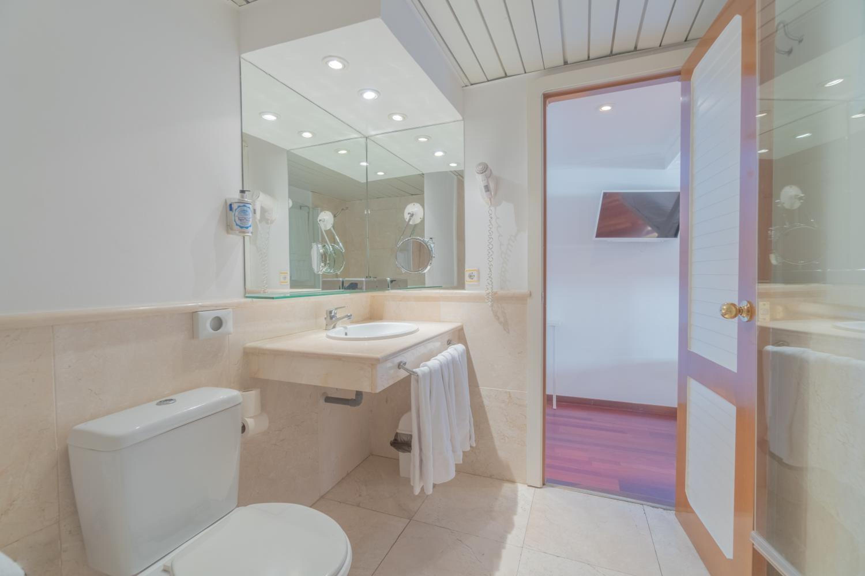 Family Cabin on Boat - Photo 6