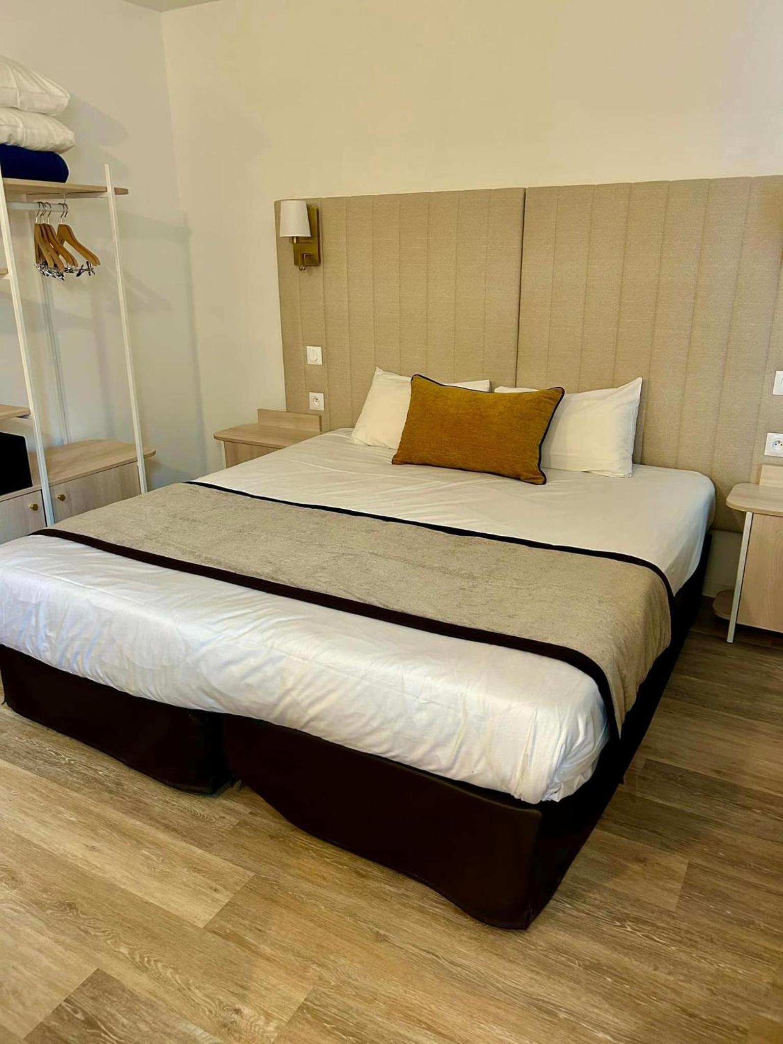 Triple Room thumbnail 5