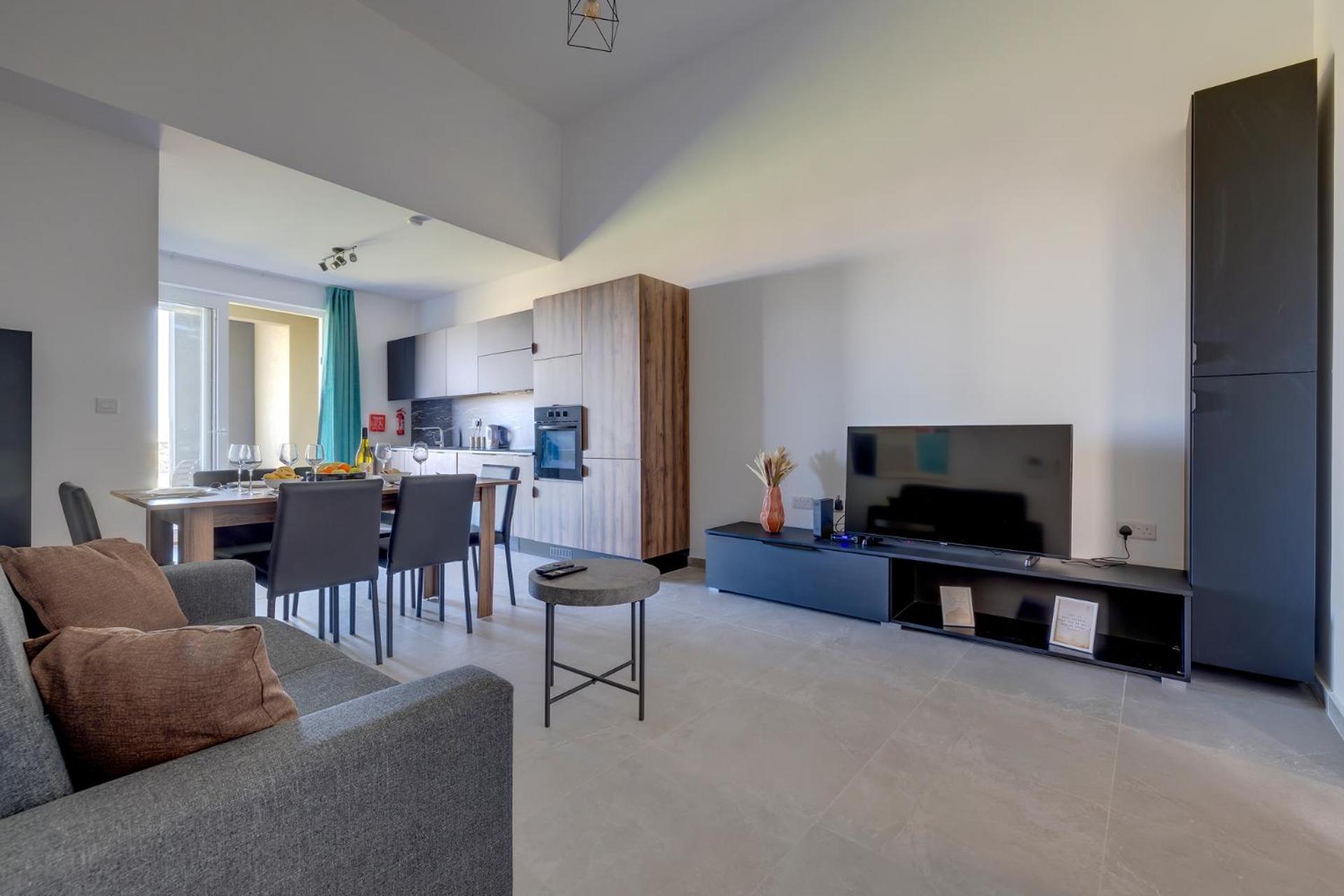 Deluxe Apartment with Balcony and shared Pool
