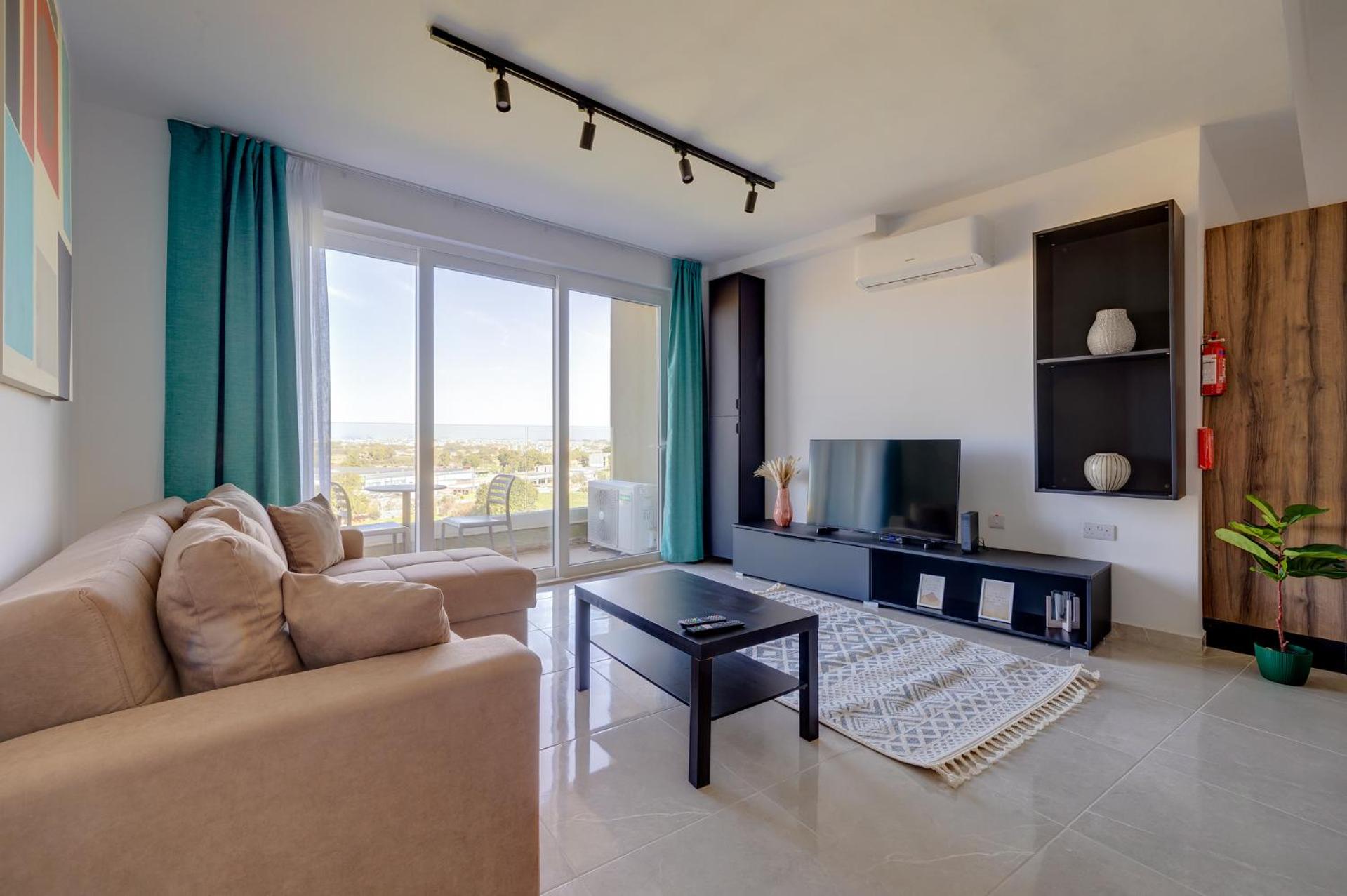 Deluxe Apartment with Balcony and shared Pool