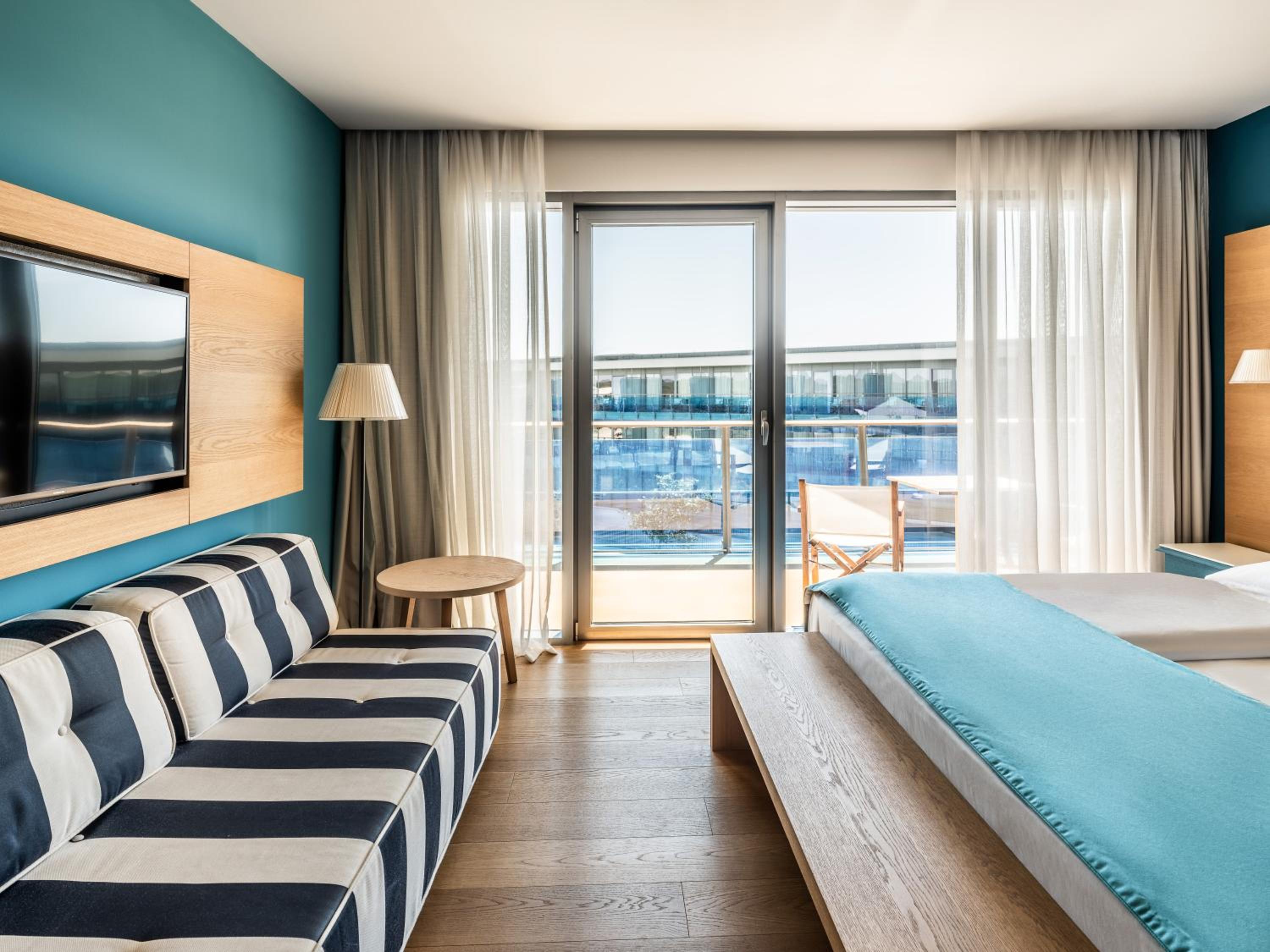 Superior Room with Balcony and Park View - Photo 4