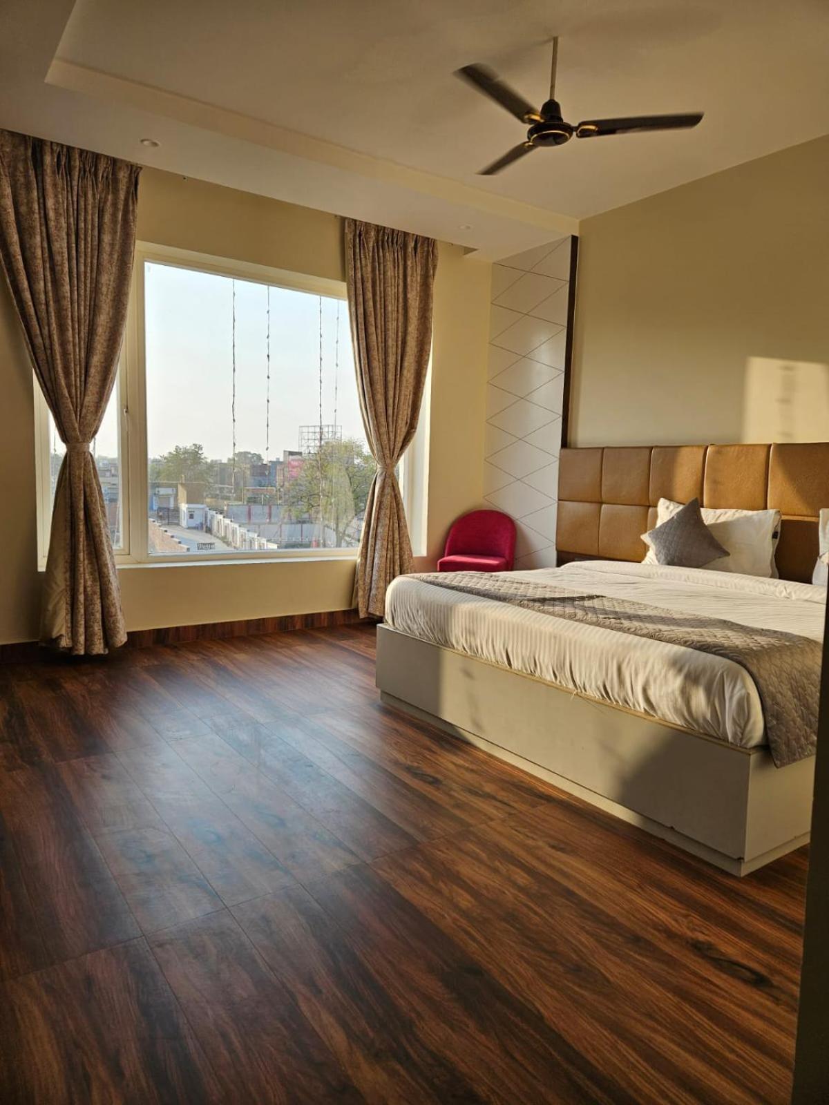 Deluxe Room - Photo 5